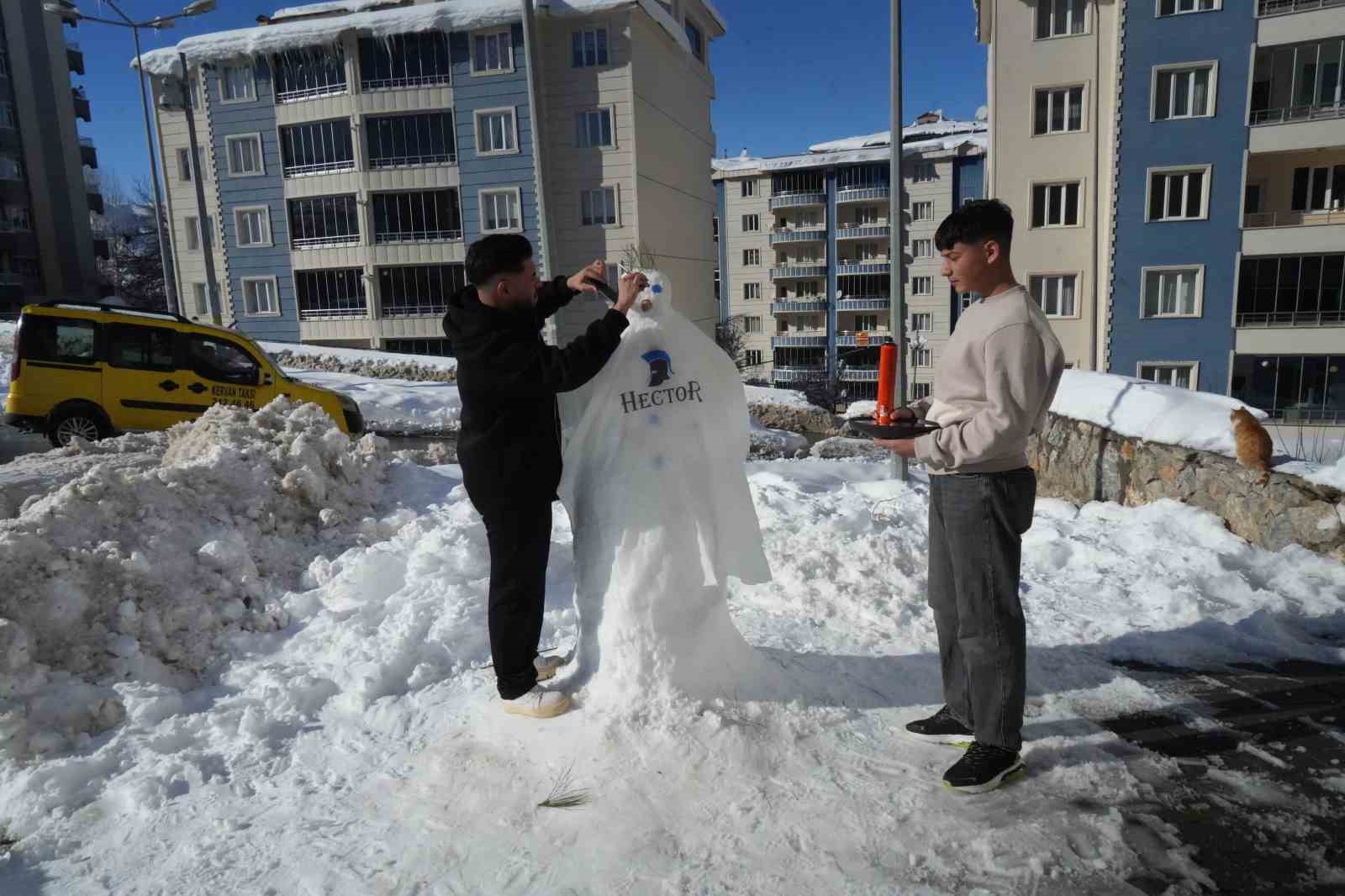 Muş’ta karı eğlenceye dönüştüren berberler, kardan adamı tıraş etti
Muş’ta karı eğlenceye dönüştüren berberler, kardan adamı tıraş etti