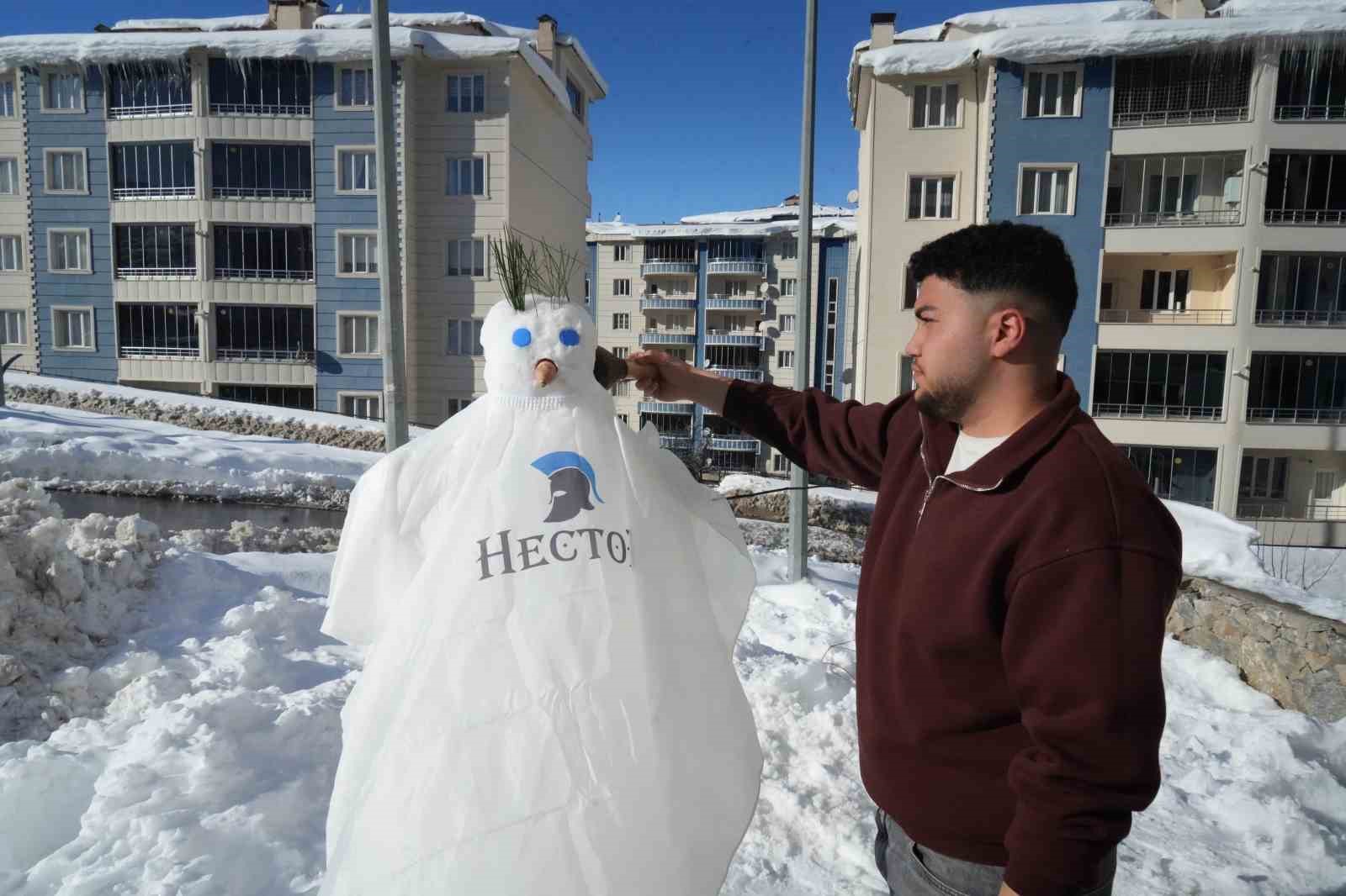Muş’ta karı eğlenceye dönüştüren berberler, kardan adamı tıraş etti
Muş’ta karı eğlenceye dönüştüren berberler, kardan adamı tıraş etti