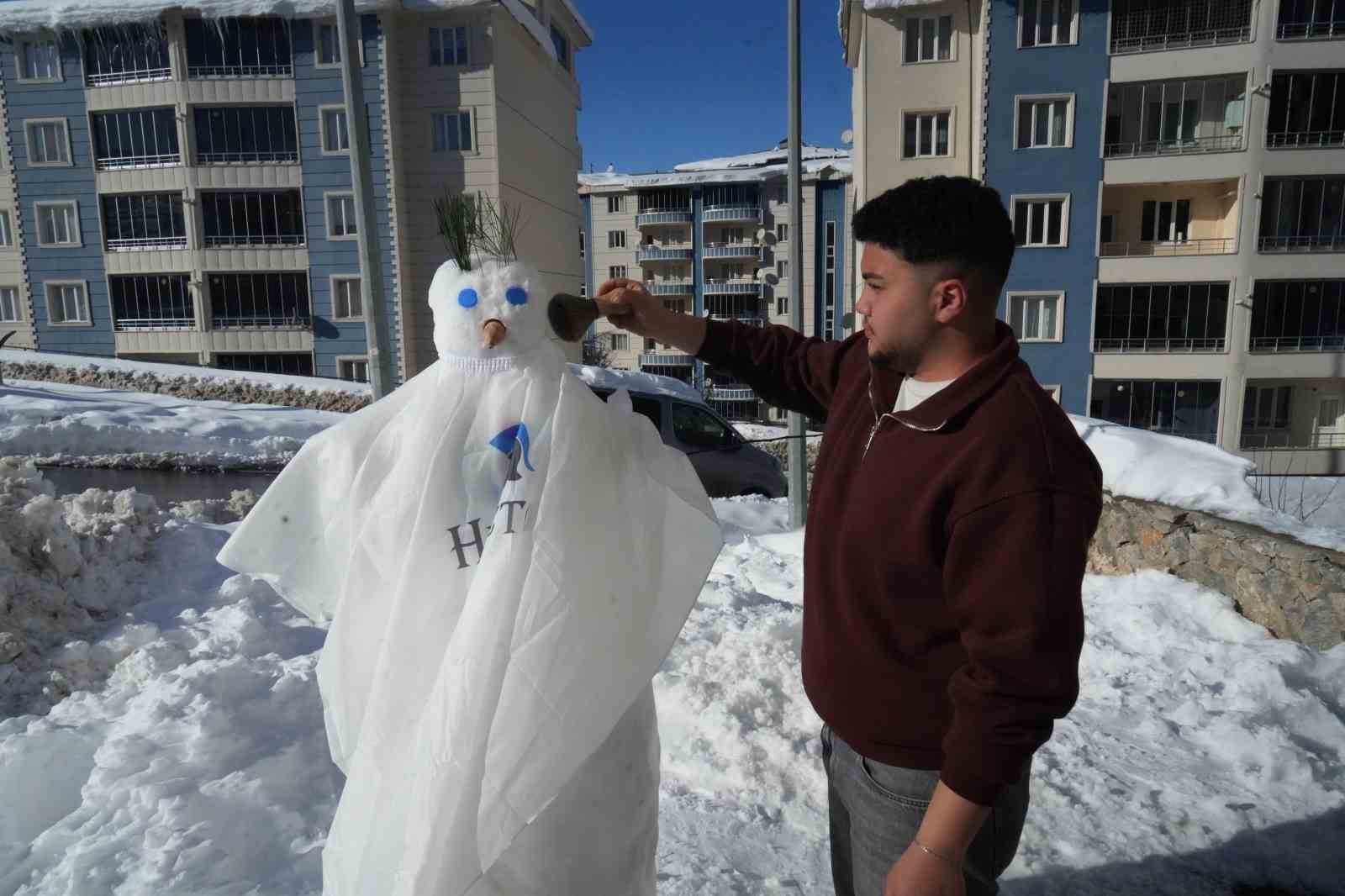 Muş’ta karı eğlenceye dönüştüren berberler, kardan adamı tıraş etti
Muş’ta karı eğlenceye dönüştüren berberler, kardan adamı tıraş etti
