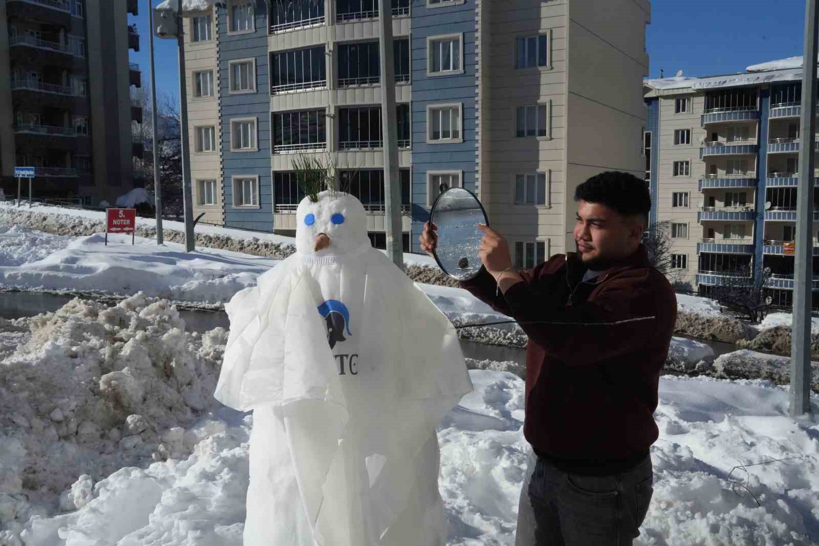 Muş’ta karı eğlenceye dönüştüren berberler, kardan adamı tıraş etti
Muş’ta karı eğlenceye dönüştüren berberler, kardan adamı tıraş etti