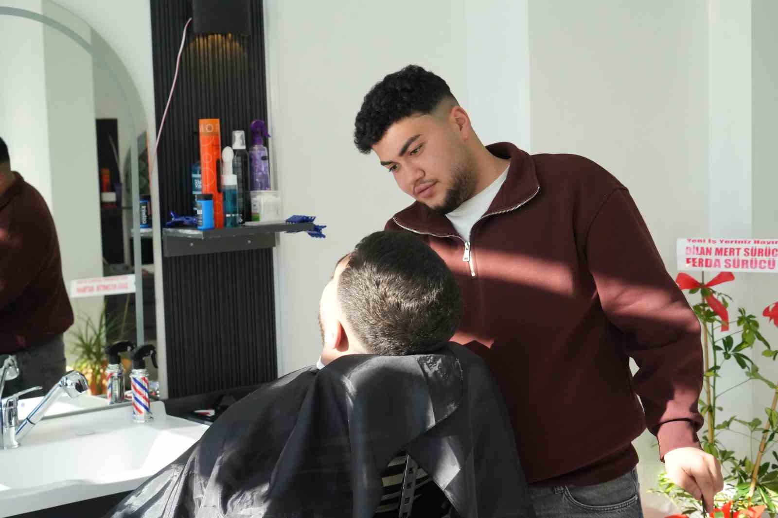 Muş’ta karı eğlenceye dönüştüren berberler, kardan adamı tıraş etti
Muş’ta karı eğlenceye dönüştüren berberler, kardan adamı tıraş etti