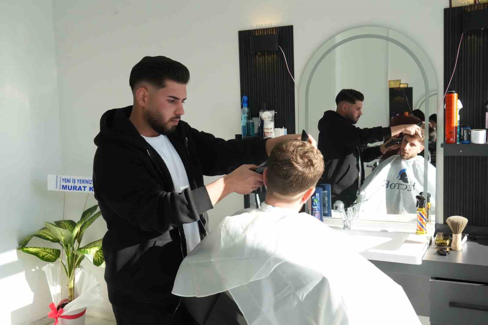 Muş’ta karı eğlenceye dönüştüren berberler, kardan adamı tıraş etti
Muş’ta karı eğlenceye dönüştüren berberler, kardan adamı tıraş etti