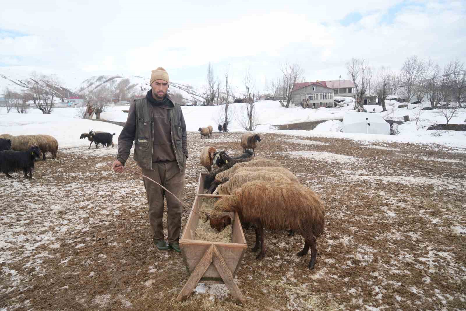 Muş’ta kış ve bahar aynı anda yaşanıyor
Muş’ta kış ve bahar aynı anda yaşanıyor