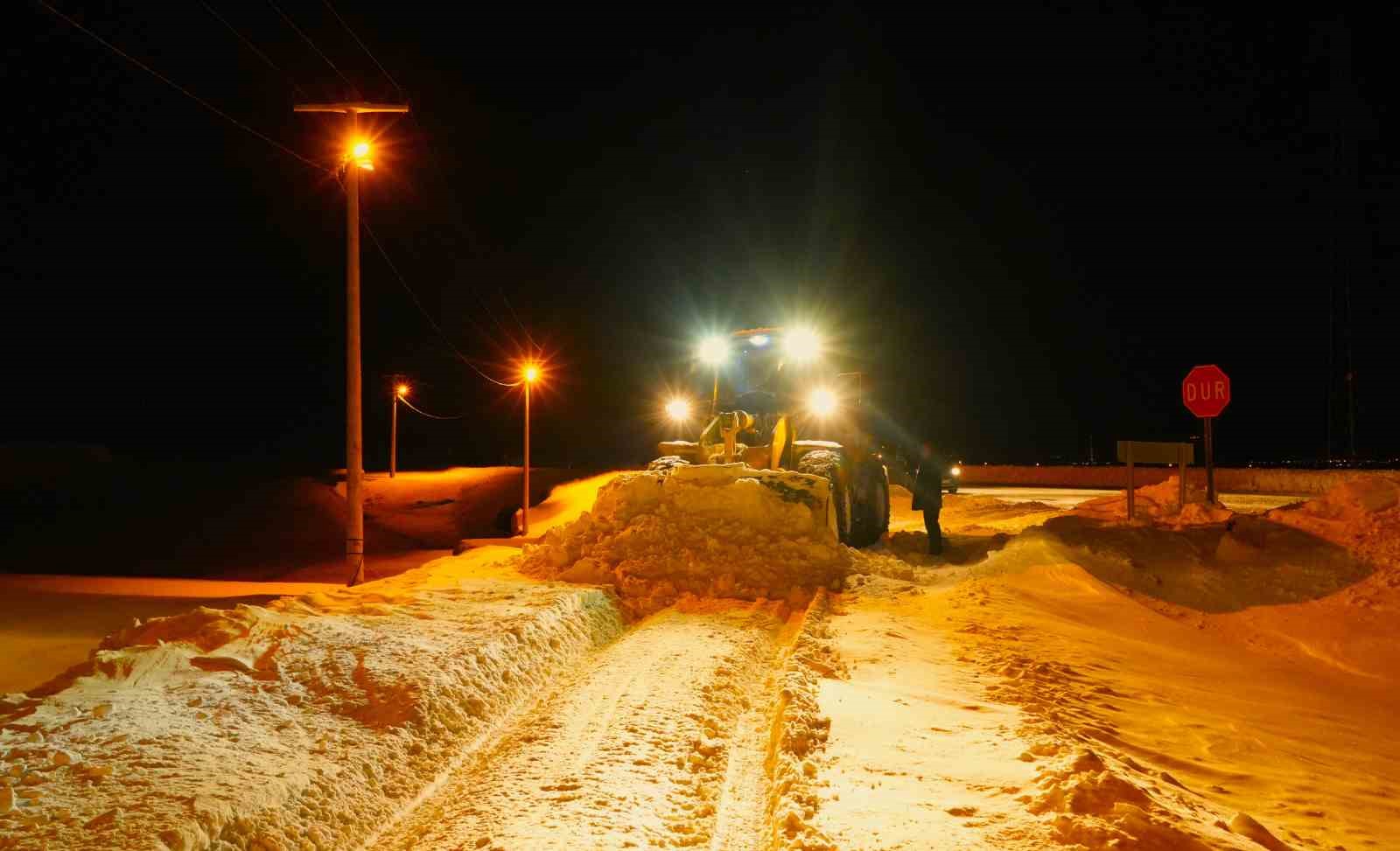Muş’ta köy yollarında gece mesaisi: Ekipler 7/24 sahada
