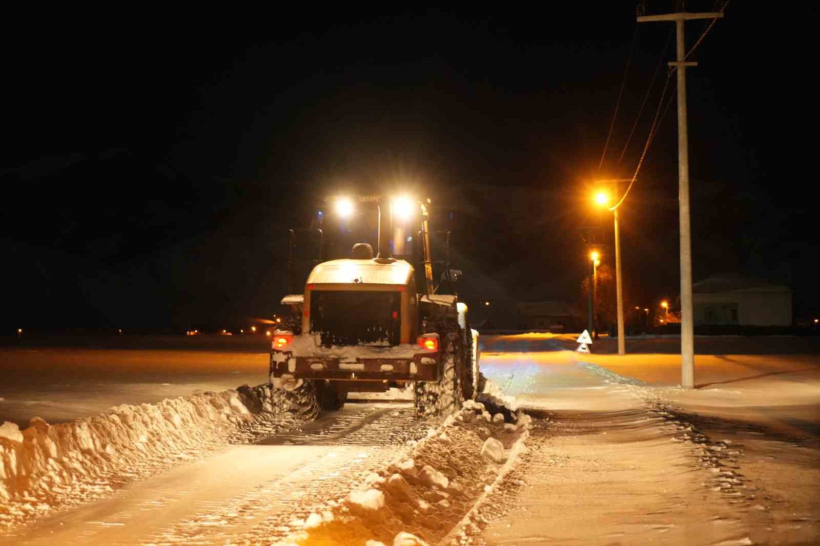 Muş’ta köy yollarında gece mesaisi: Ekipler 7/24 sahada
