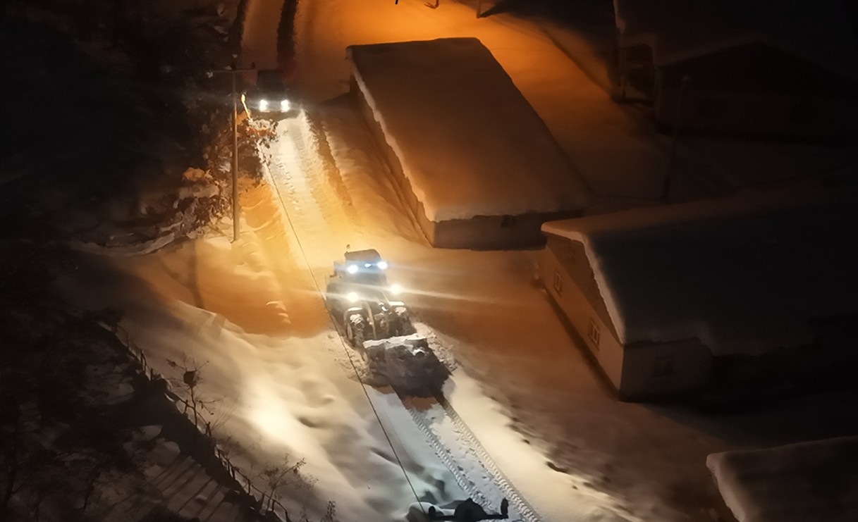 Muş’ta köy yollarında gece mesaisi: Ekipler 7/24 sahada
