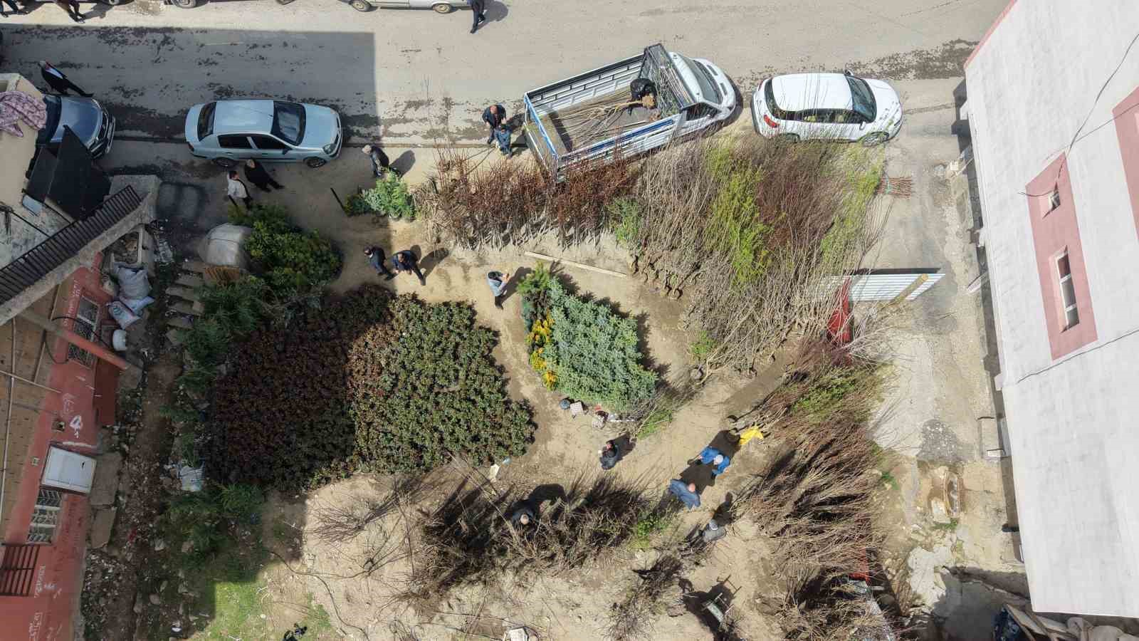 Muş’ta meyve fidanları satışa çıkarıldı
Muş’ta meyve fidanları satışa çıkarıldı