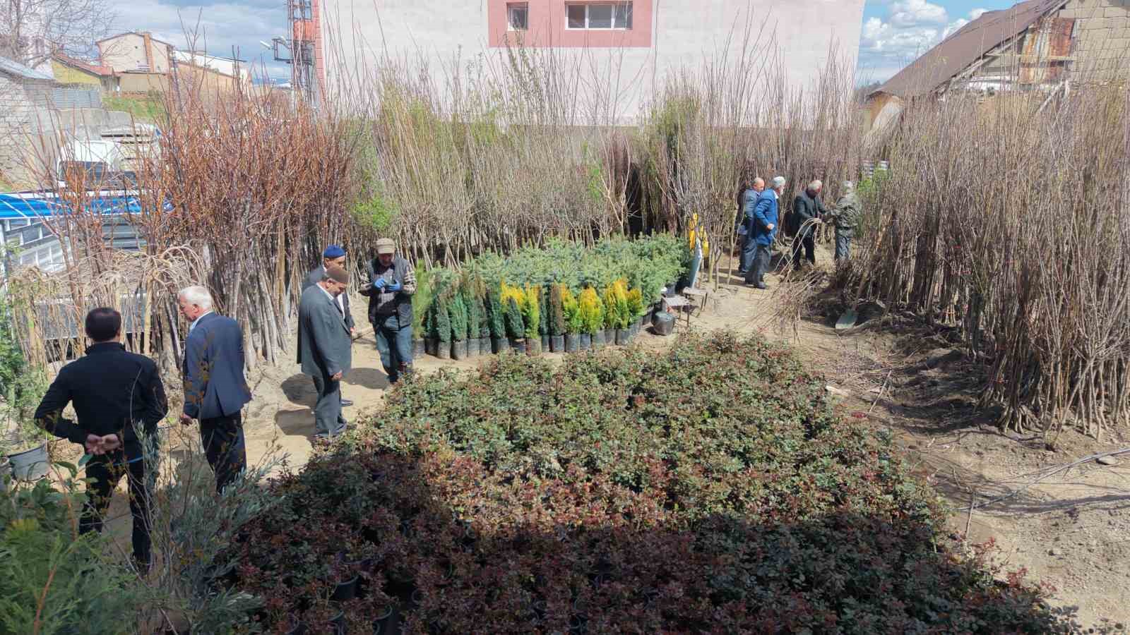 Muş’ta meyve fidanları satışa çıkarıldı
Muş’ta meyve fidanları satışa çıkarıldı