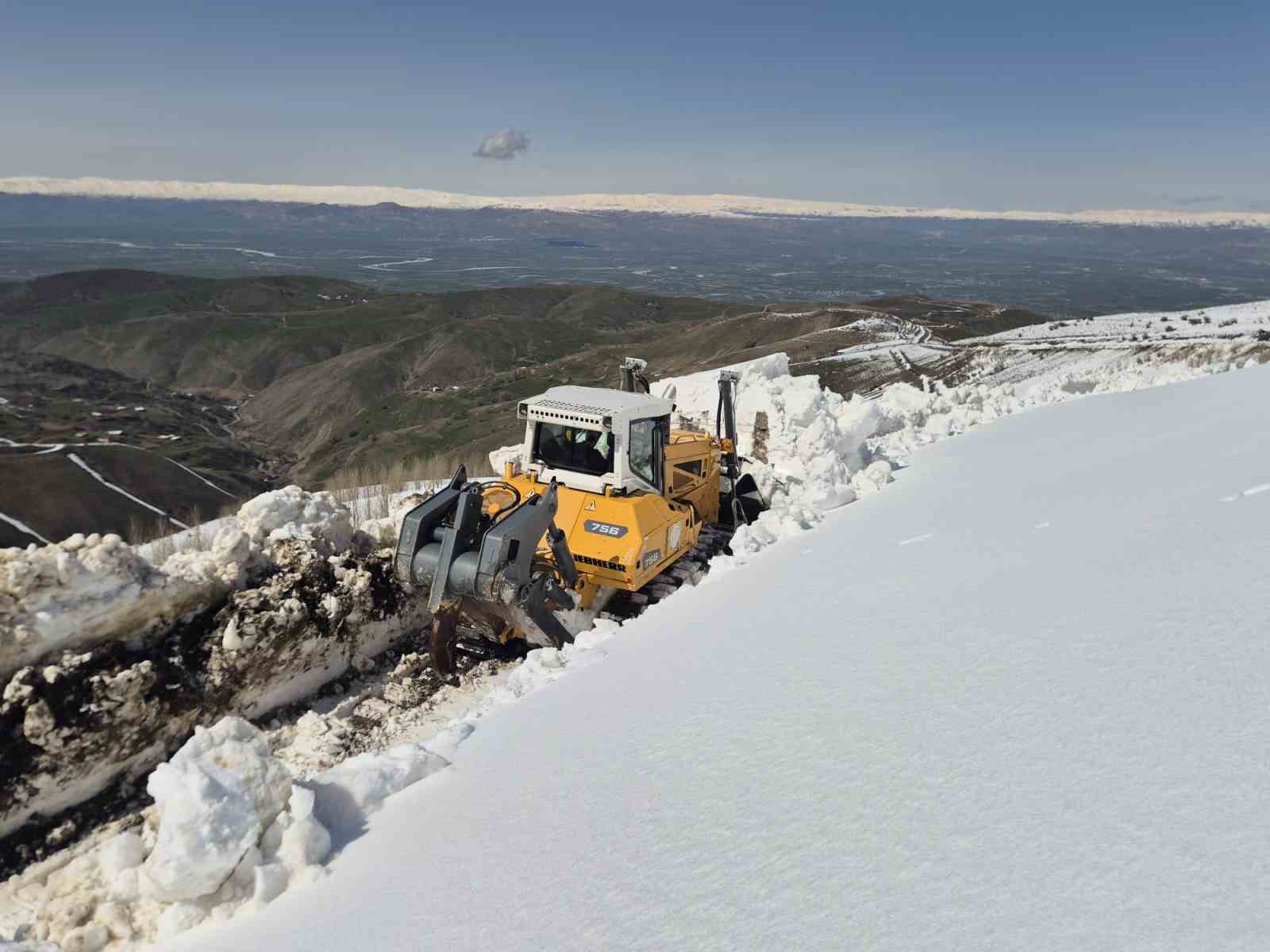 Muş’ta nisan ortasında karla mücadele sürüyor
