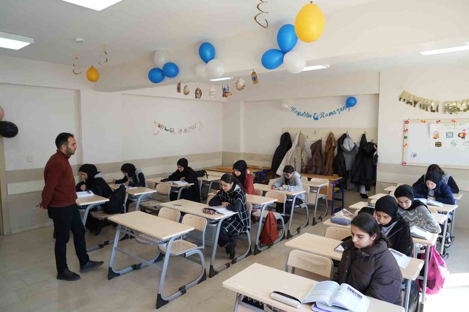 Muş’ta öğrencilerden Ramazan’a özel sınıf ve okul süslemesi
Muş’ta öğrencilerden Ramazan’a özel sınıf ve okul süslemesi