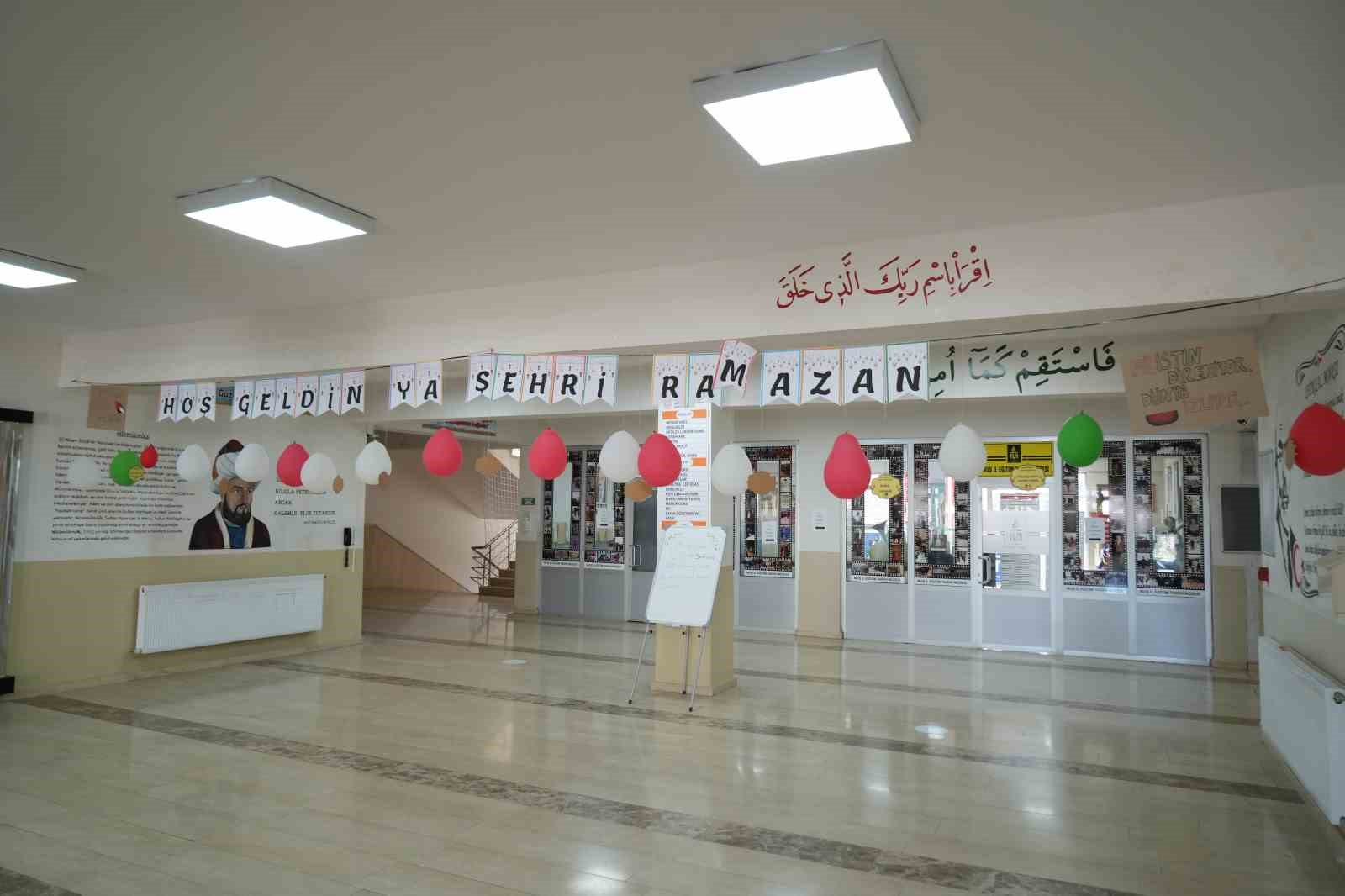 Muş’ta öğrencilerden Ramazan’a özel sınıf ve okul süslemesi
Muş’ta öğrencilerden Ramazan’a özel sınıf ve okul süslemesi