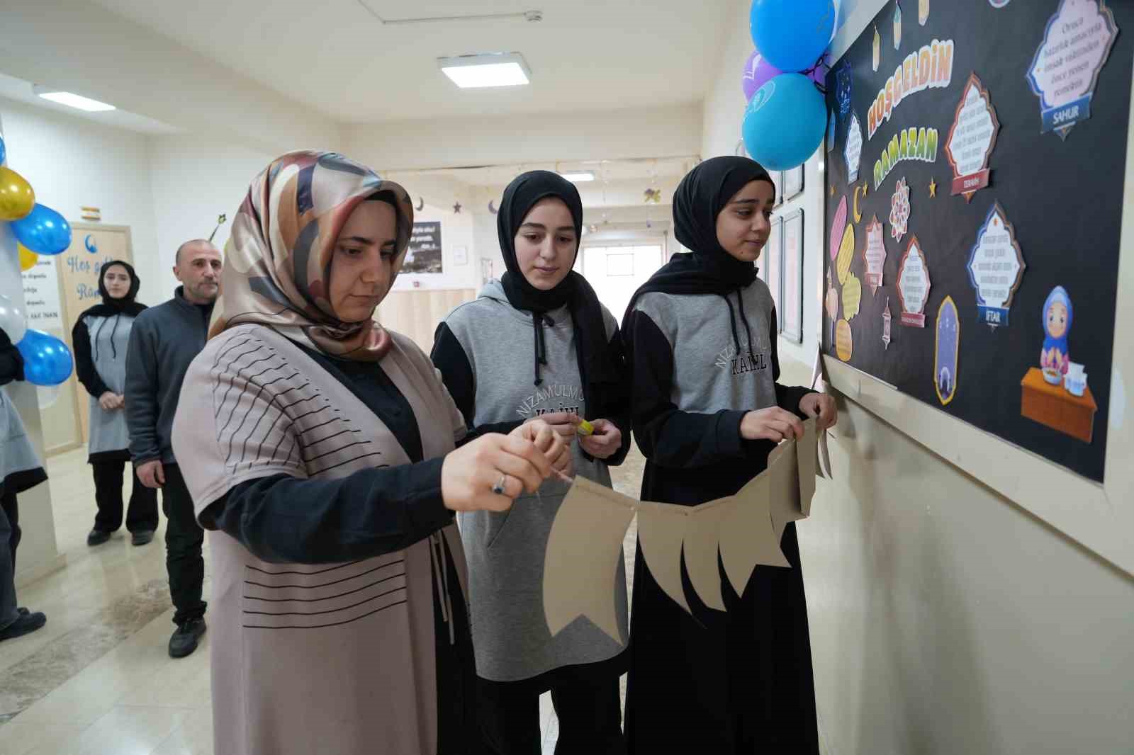 Muş’ta öğrencilerden Ramazan’a özel sınıf ve okul süslemesi
Muş’ta öğrencilerden Ramazan’a özel sınıf ve okul süslemesi