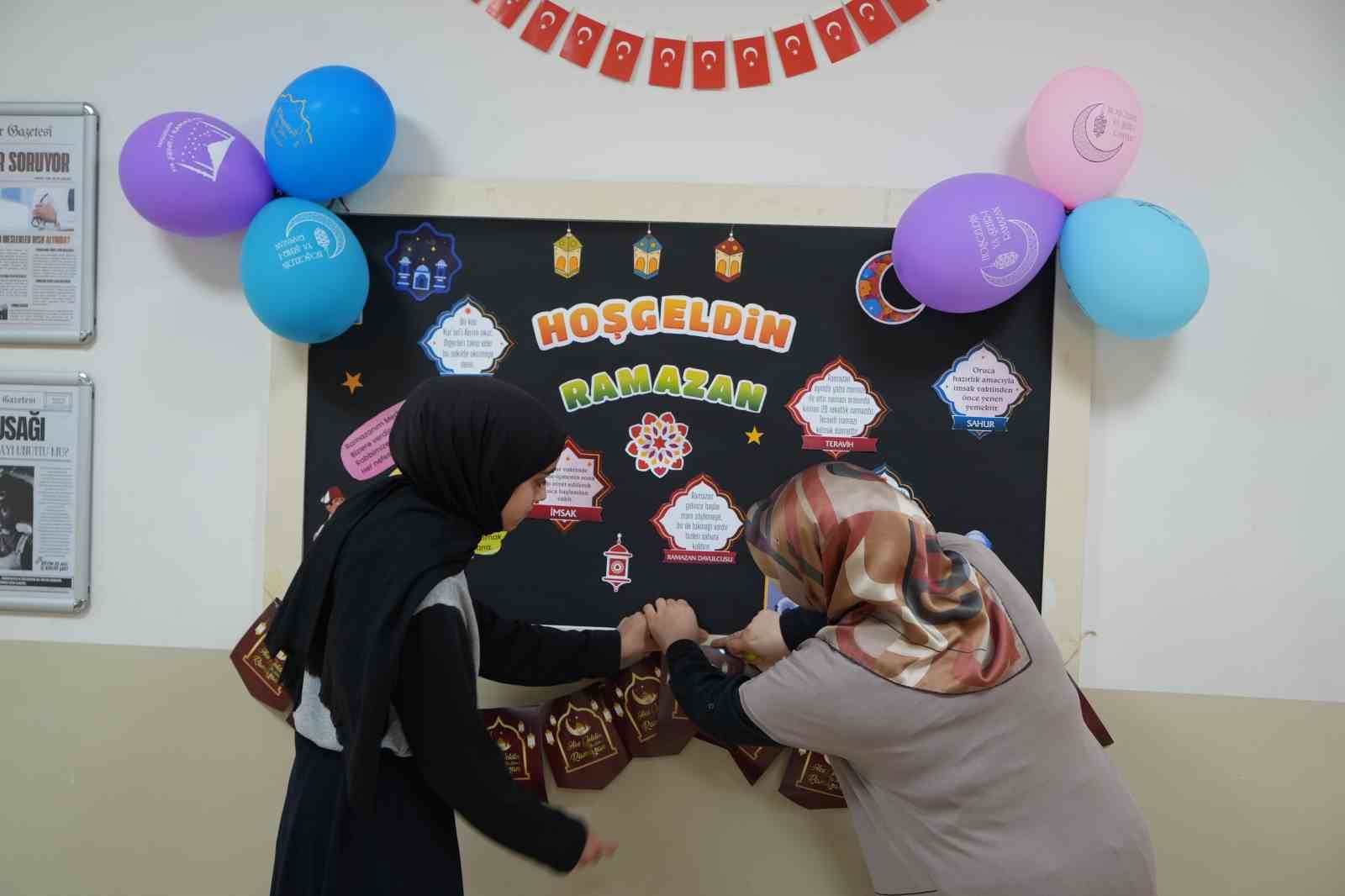 Muş’ta öğrencilerden Ramazan’a özel sınıf ve okul süslemesi
Muş’ta öğrencilerden Ramazan’a özel sınıf ve okul süslemesi