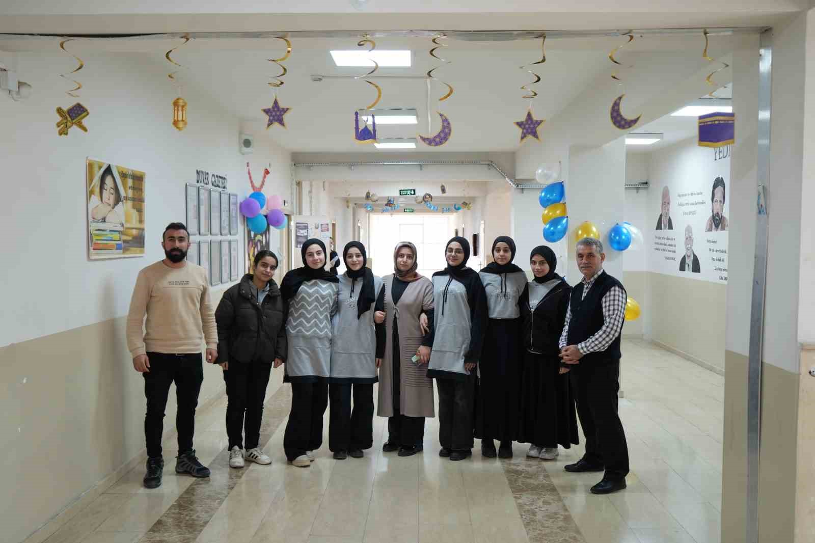 Muş’ta öğrencilerden Ramazan’a özel sınıf ve okul süslemesi
Muş’ta öğrencilerden Ramazan’a özel sınıf ve okul süslemesi