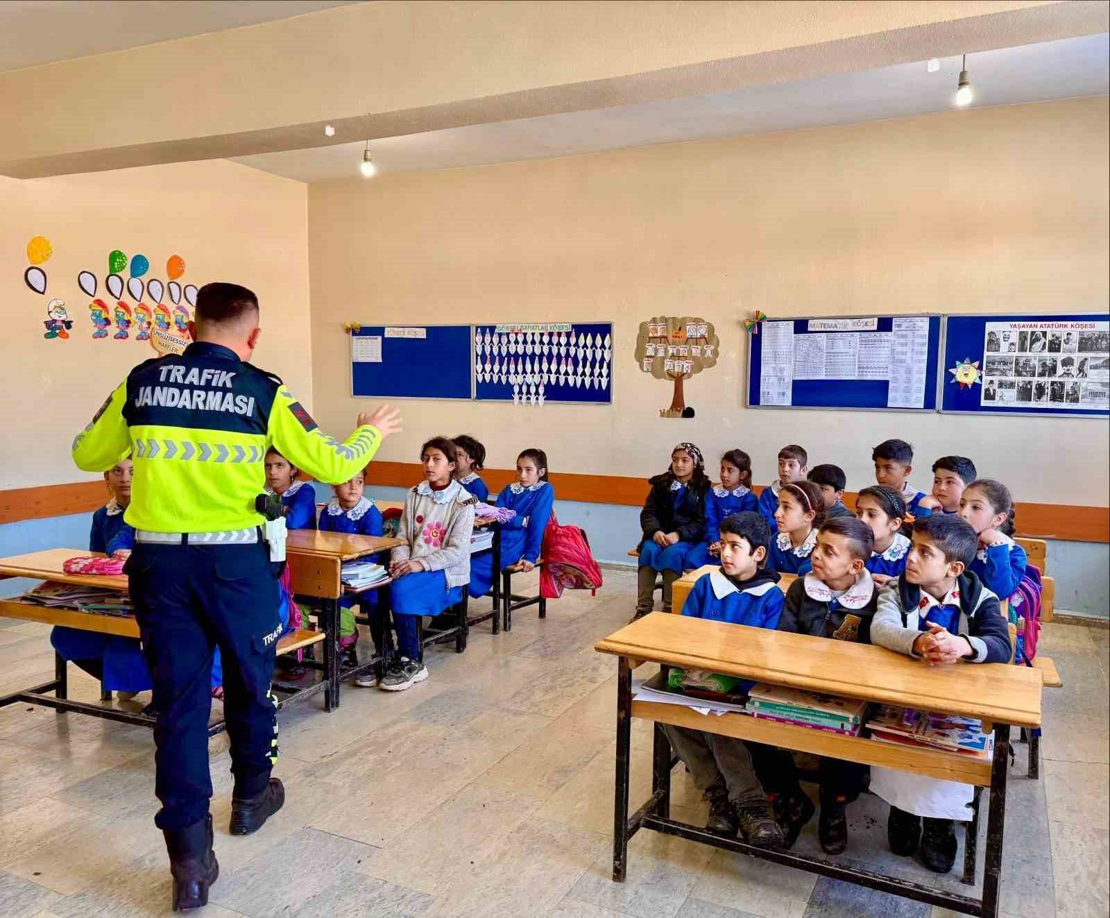 Muş’ta öğrencilere jandarmadan trafik eğitimi
