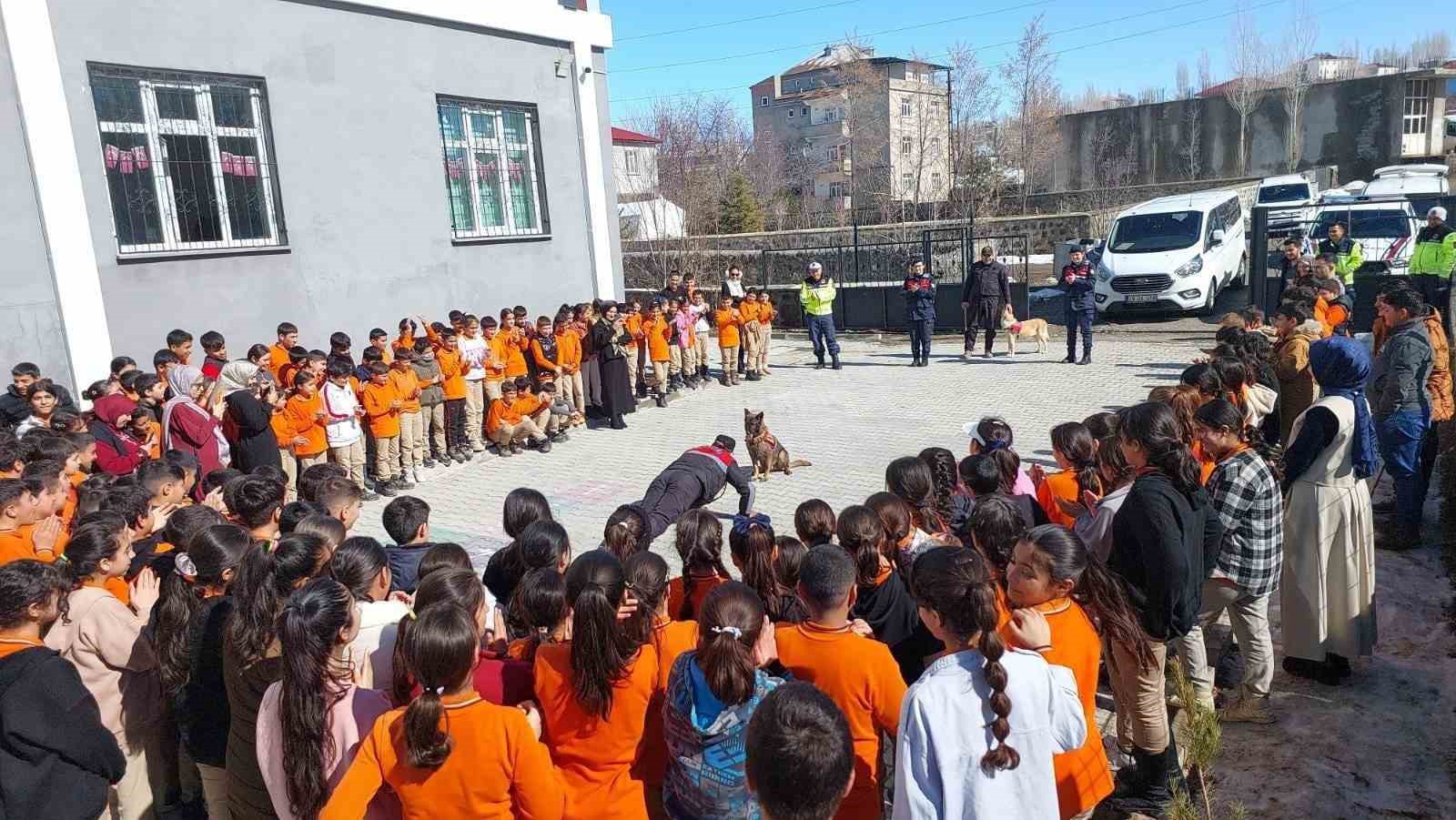 Muş’ta öğrencilere jandarmadan trafik ve güvenlik eğitimi
