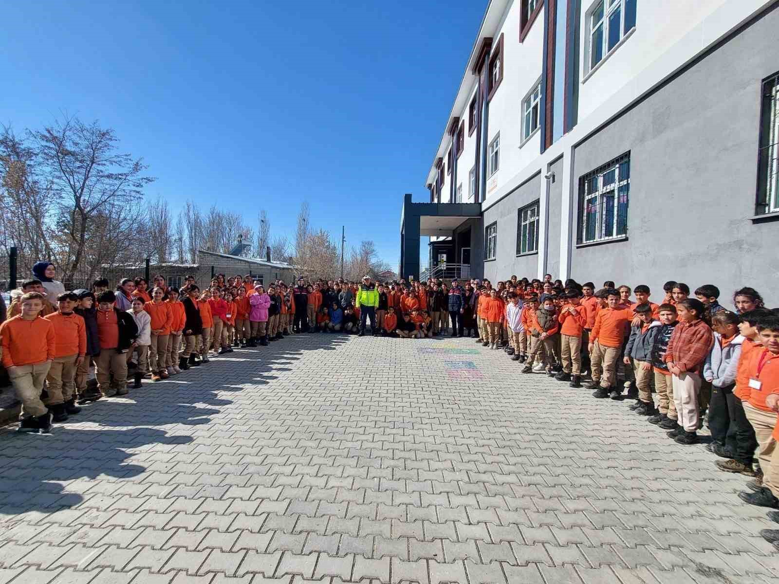 Muş’ta öğrencilere jandarmadan trafik ve güvenlik eğitimi
