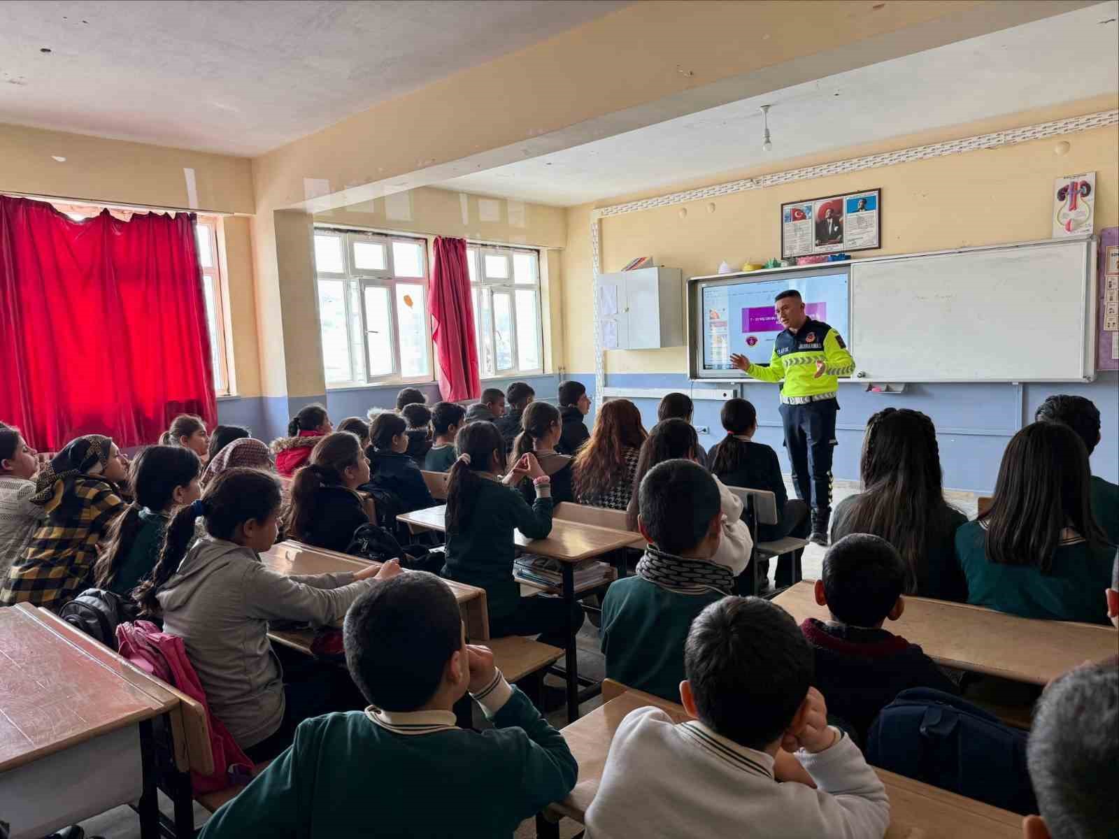 Muş’ta öğrencilere trafik eğitimi
