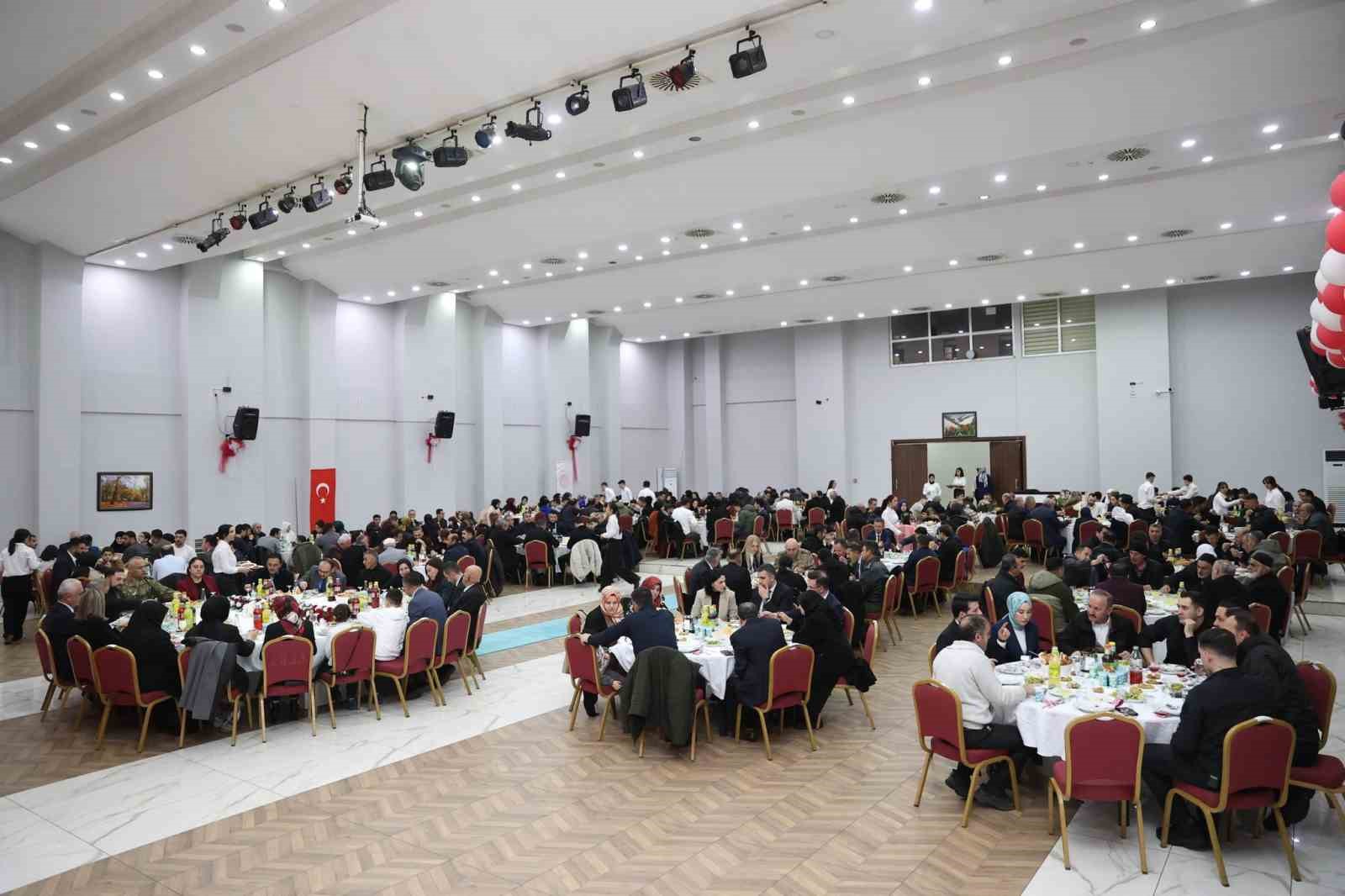 Muş’ta Ramazan’ın ilk iftarı şehit yakınları ve gazilerle yapıldı
