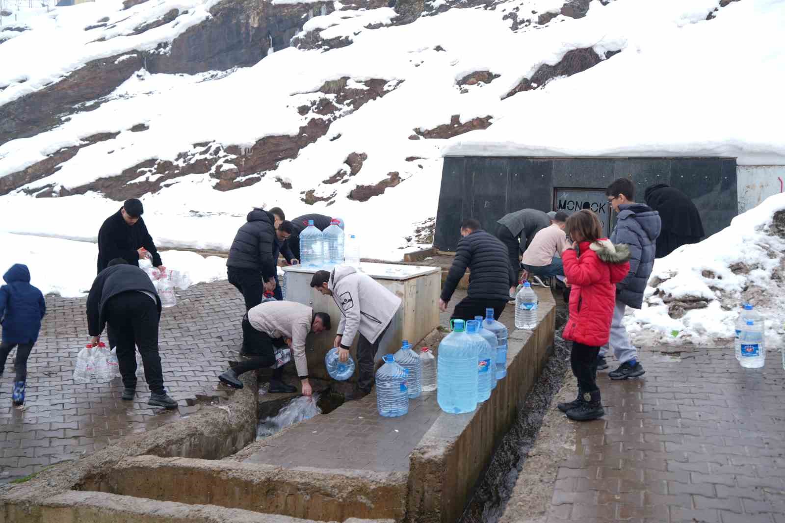 Muş’ta şebeke suyunda bakteri tespit edildi, vatandaşlar çeşmelere akın etti
