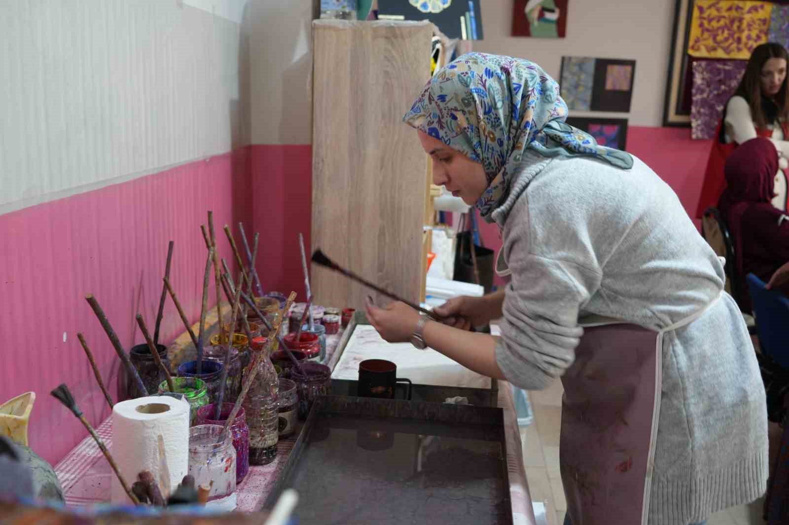 Muş’ta şehit yakınları ve gazilere yönelik ebru kursu yoğun ilgi gördü
