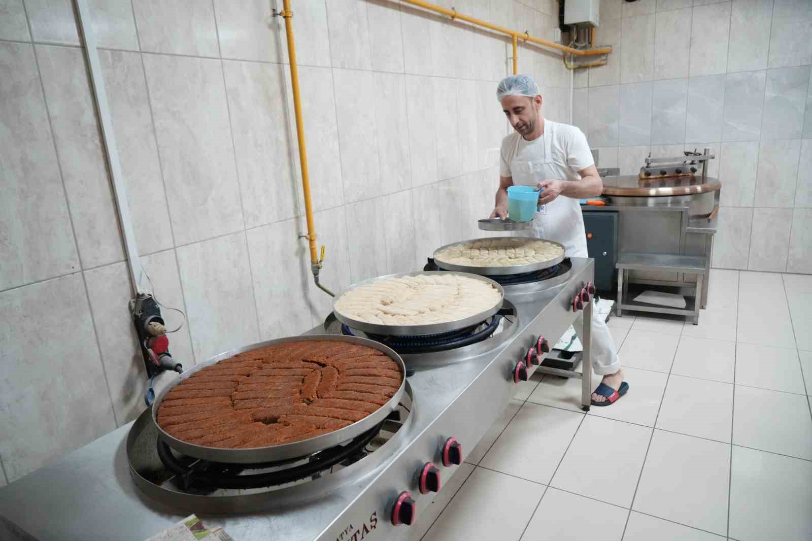 Muş’ta tatlıcıların yoğun bayram mesaisi
