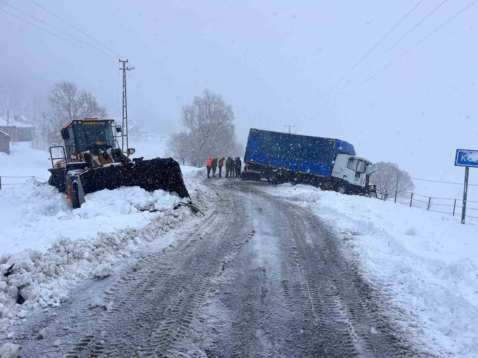 Muş’ta tır iş makinesine çarptı: 1 yaralı
