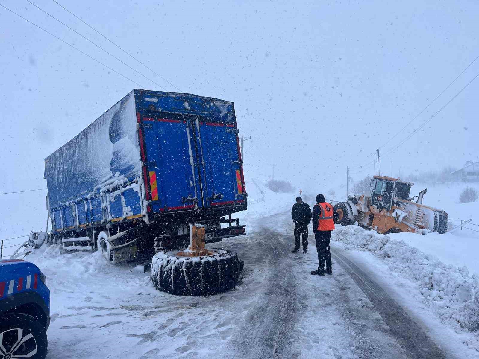Muş’ta tır iş makinesine çarptı: 1 yaralı
