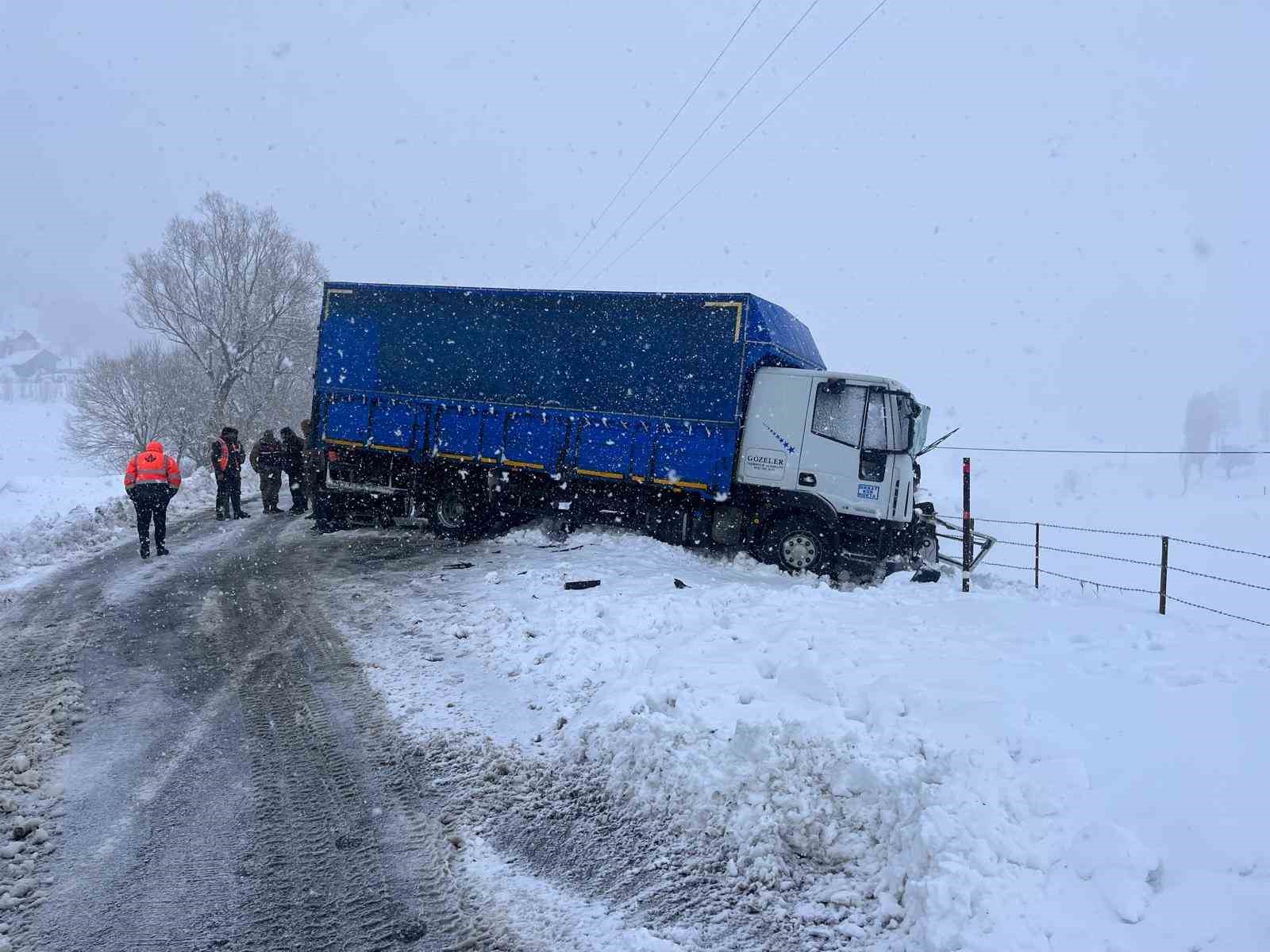 Muş’ta tır iş makinesine çarptı: 1 yaralı
