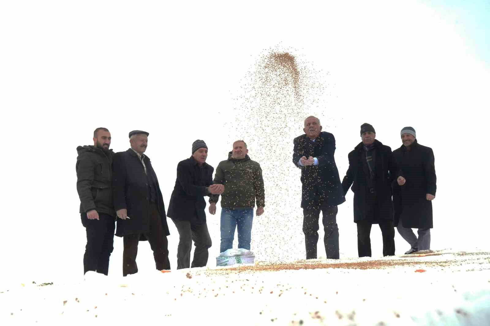 Muş’ta yaban hayvanları için doğaya yem bırakıldı
