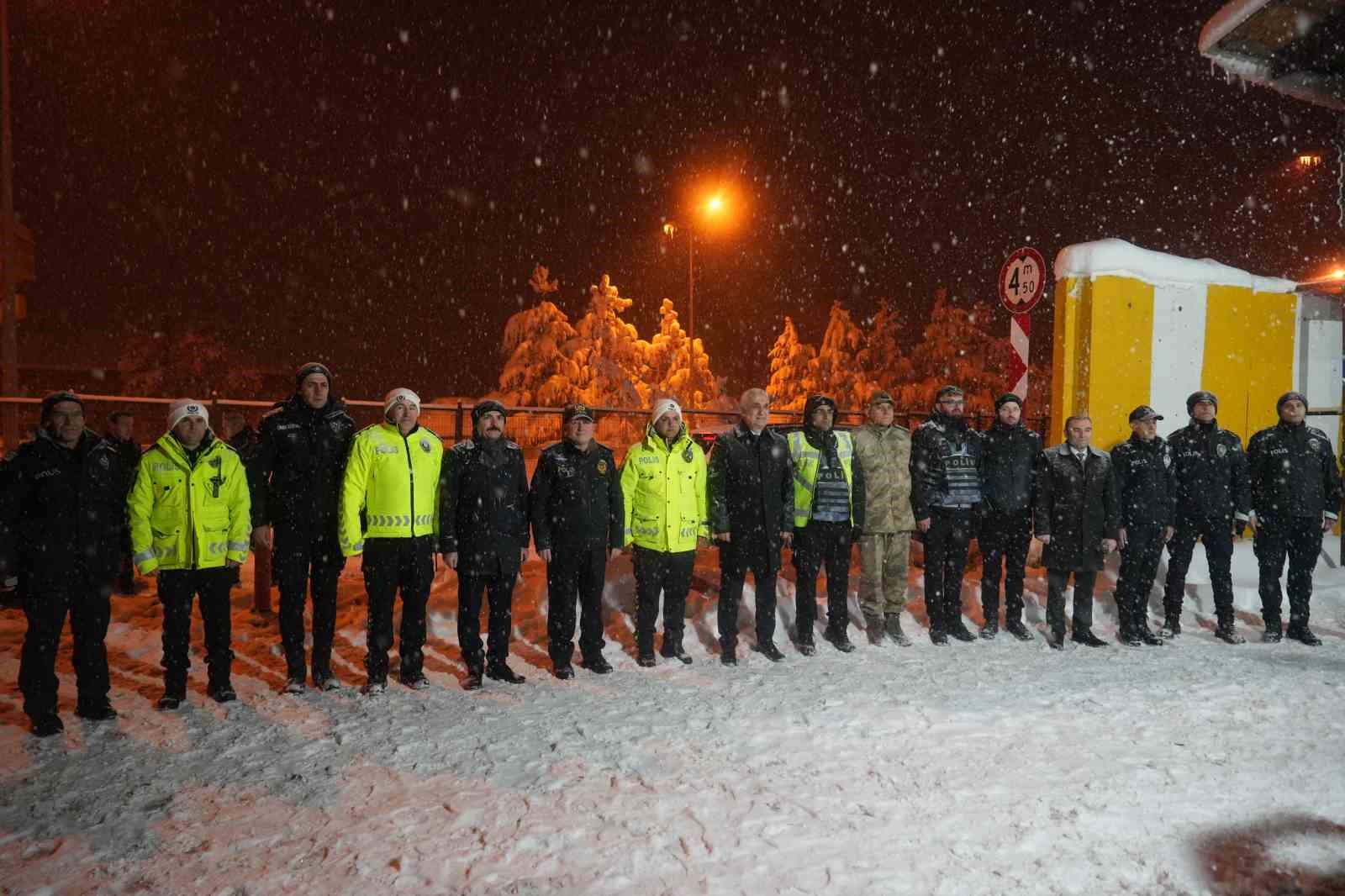 Muş’ta yeni yıl mesaisi: Vali Çakır sahadaki ekipleri ziyaret etti
