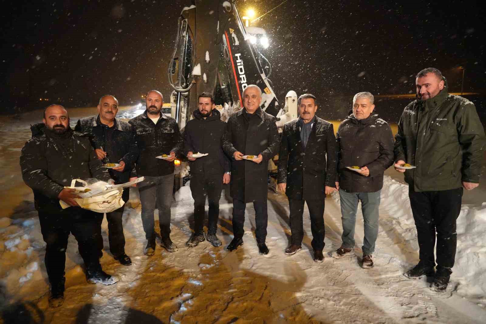 Muş’ta yeni yıl mesaisi: Vali Çakır sahadaki ekipleri ziyaret etti
