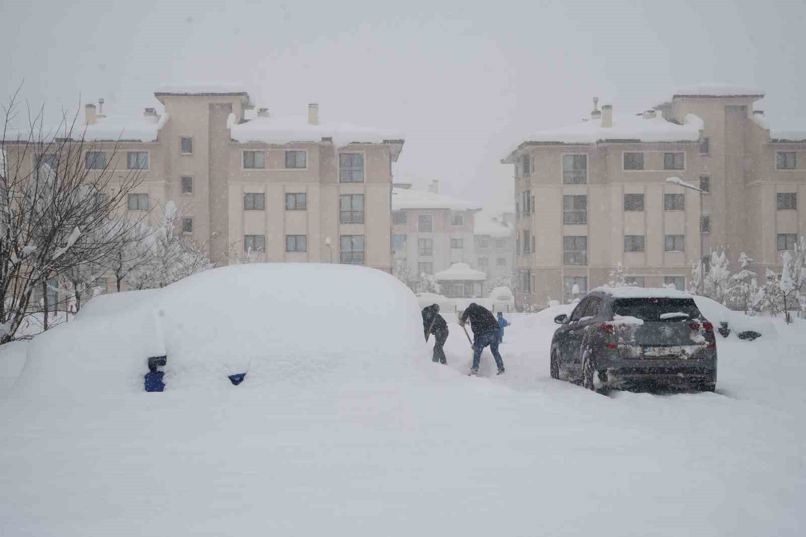 Muş’ta yoğun kar yağışı hayatı olumsuz etkiledi
