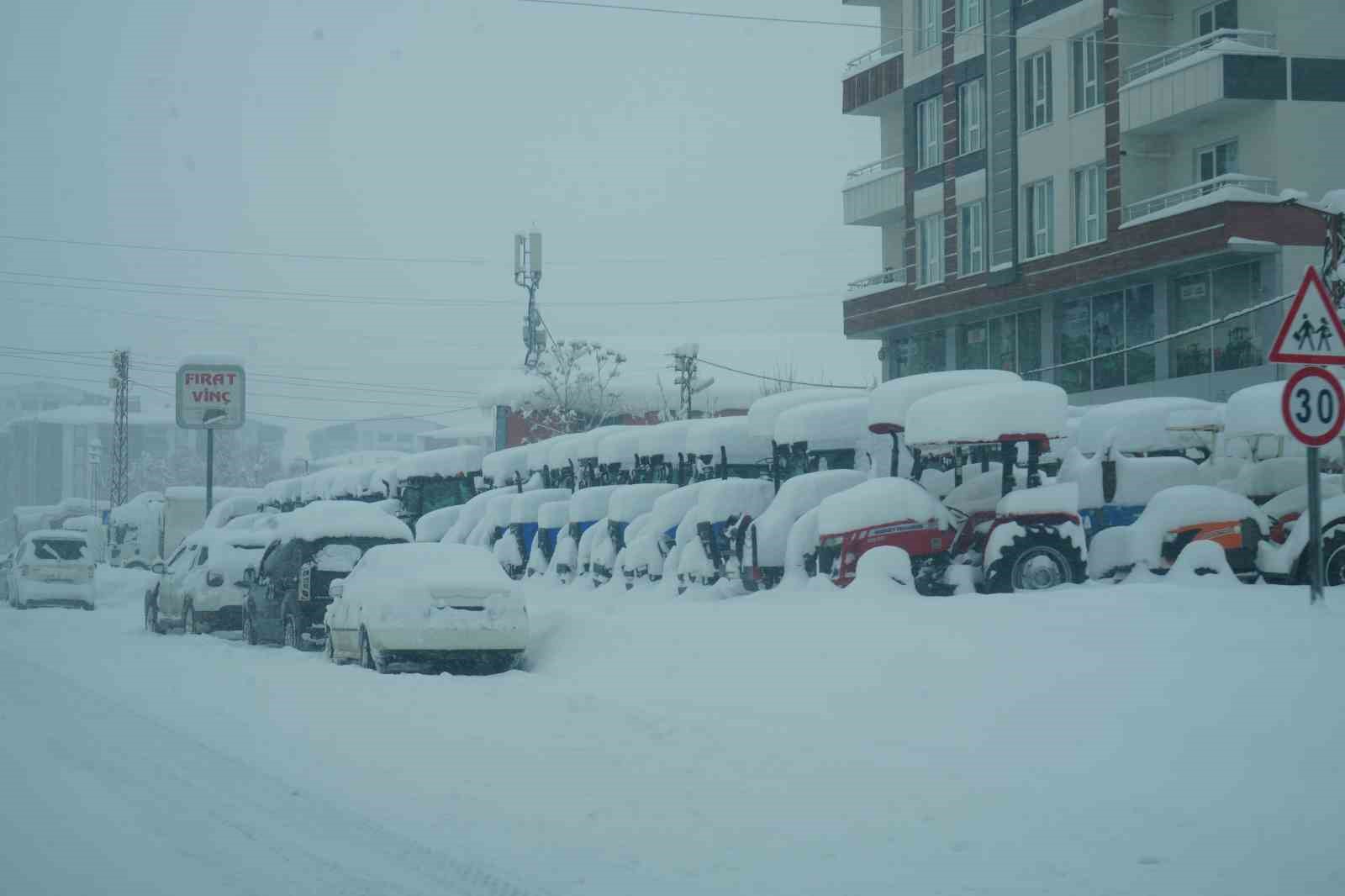 Muş’ta yoğun kar yağışı hayatı olumsuz etkiledi
