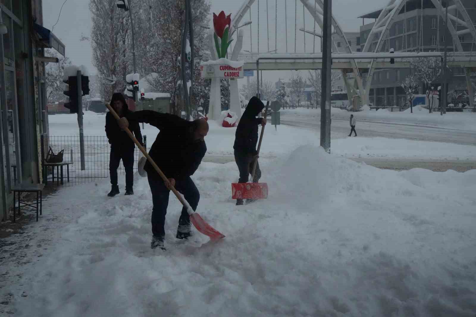 Muş’ta yoğun kar yağışı hayatı olumsuz etkiledi

