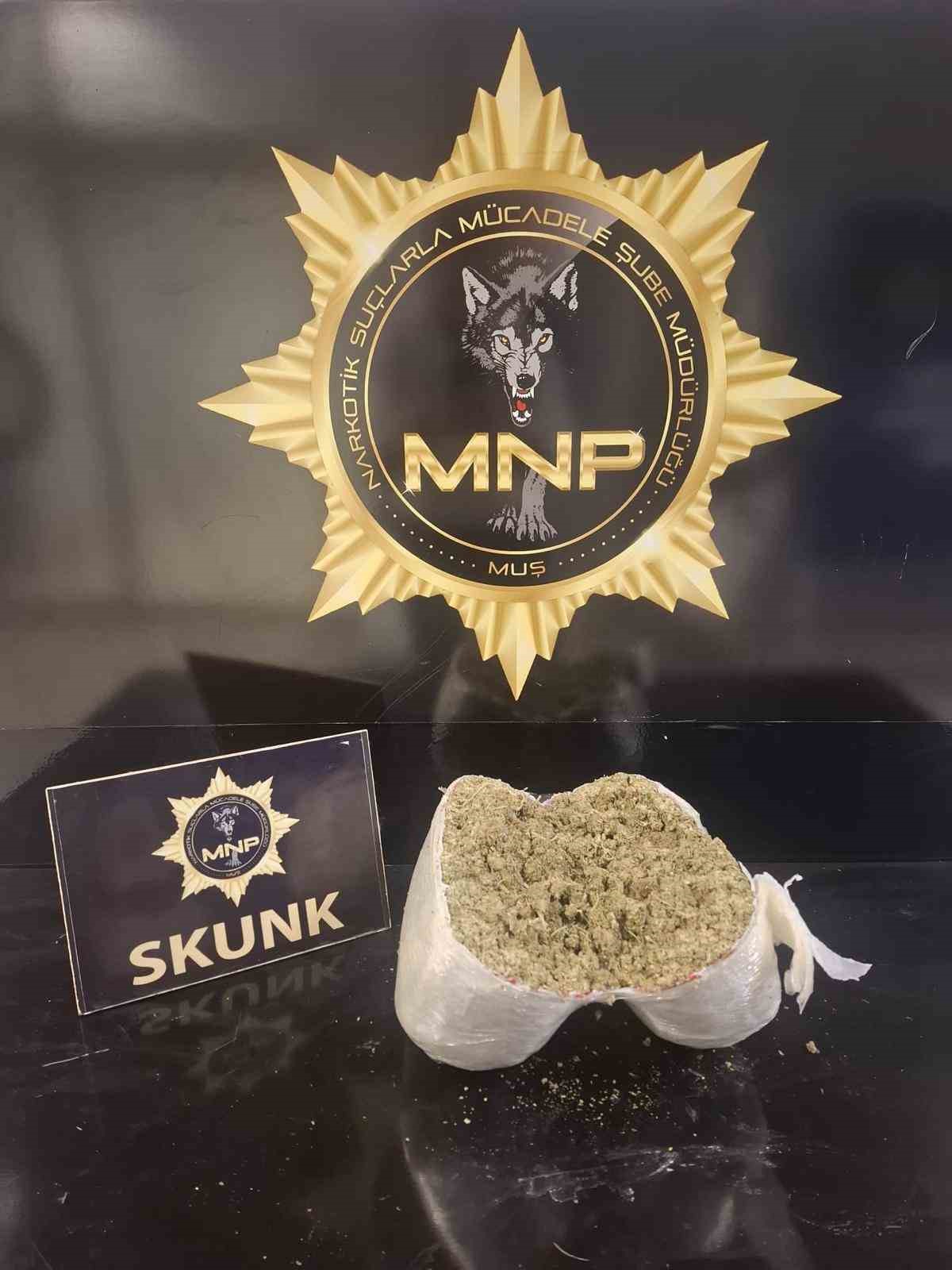 Muş’ta yolcu otobüsünde 2 kilo 72 gram skunk ele geçirildi
Muş’ta yolcu otobüsünde 2 kilo 72 gram skunk ele geçirildi