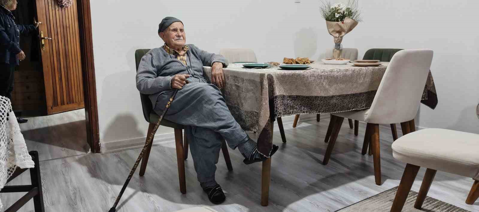 Mustafa dede, 102’nci yaş gününü çocukları ve torunlarıyla kutladı
Mustafa dede, 102’nci yaş gününü çocukları ve torunlarıyla kutladı