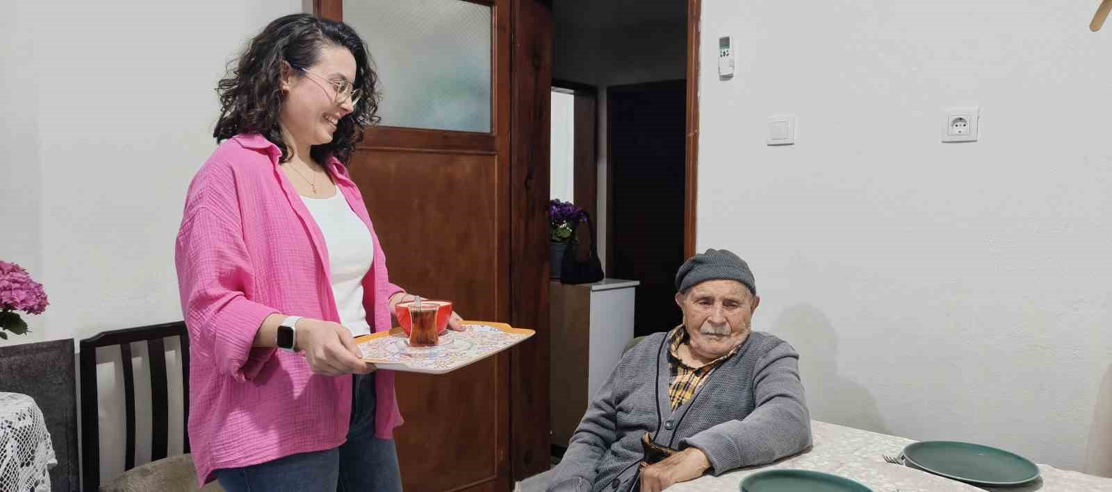 Mustafa dede, 102’nci yaş gününü çocukları ve torunlarıyla kutladı
Mustafa dede, 102’nci yaş gününü çocukları ve torunlarıyla kutladı