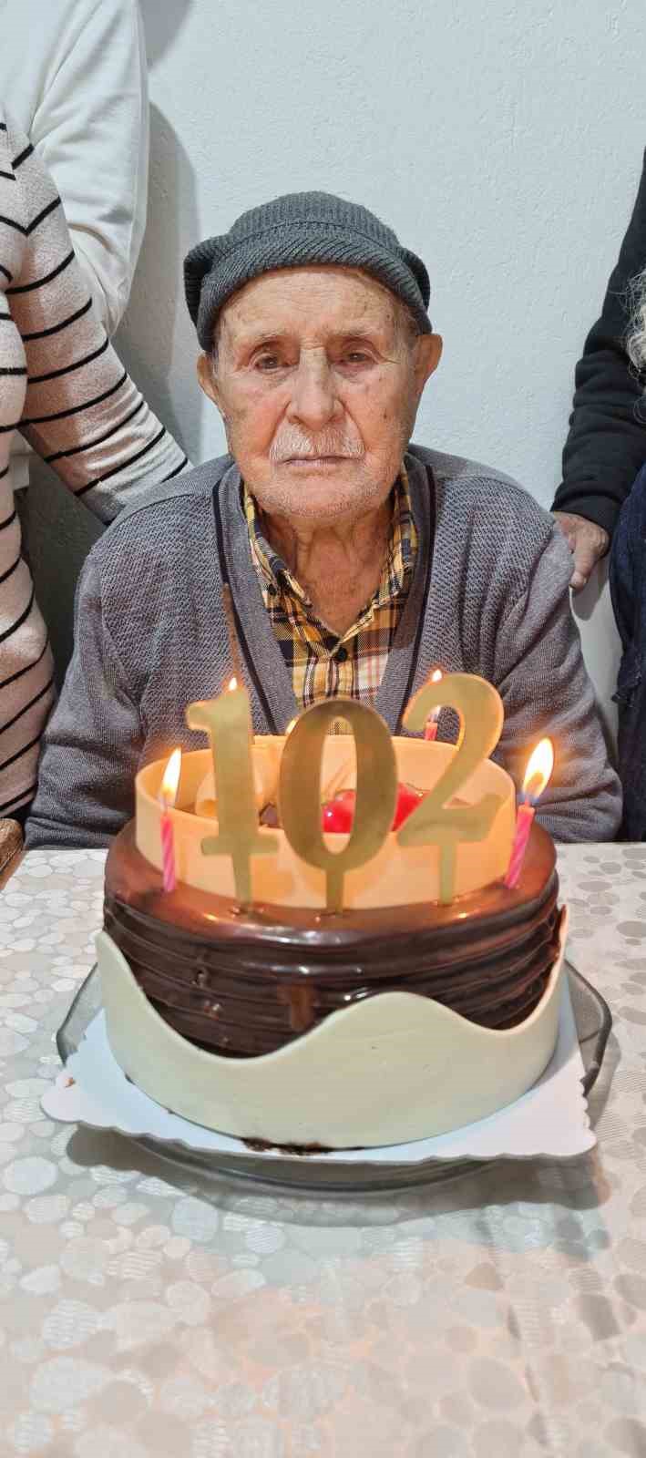 Mustafa dede, 102’nci yaş gününü çocukları ve torunlarıyla kutladı
Mustafa dede, 102’nci yaş gününü çocukları ve torunlarıyla kutladı