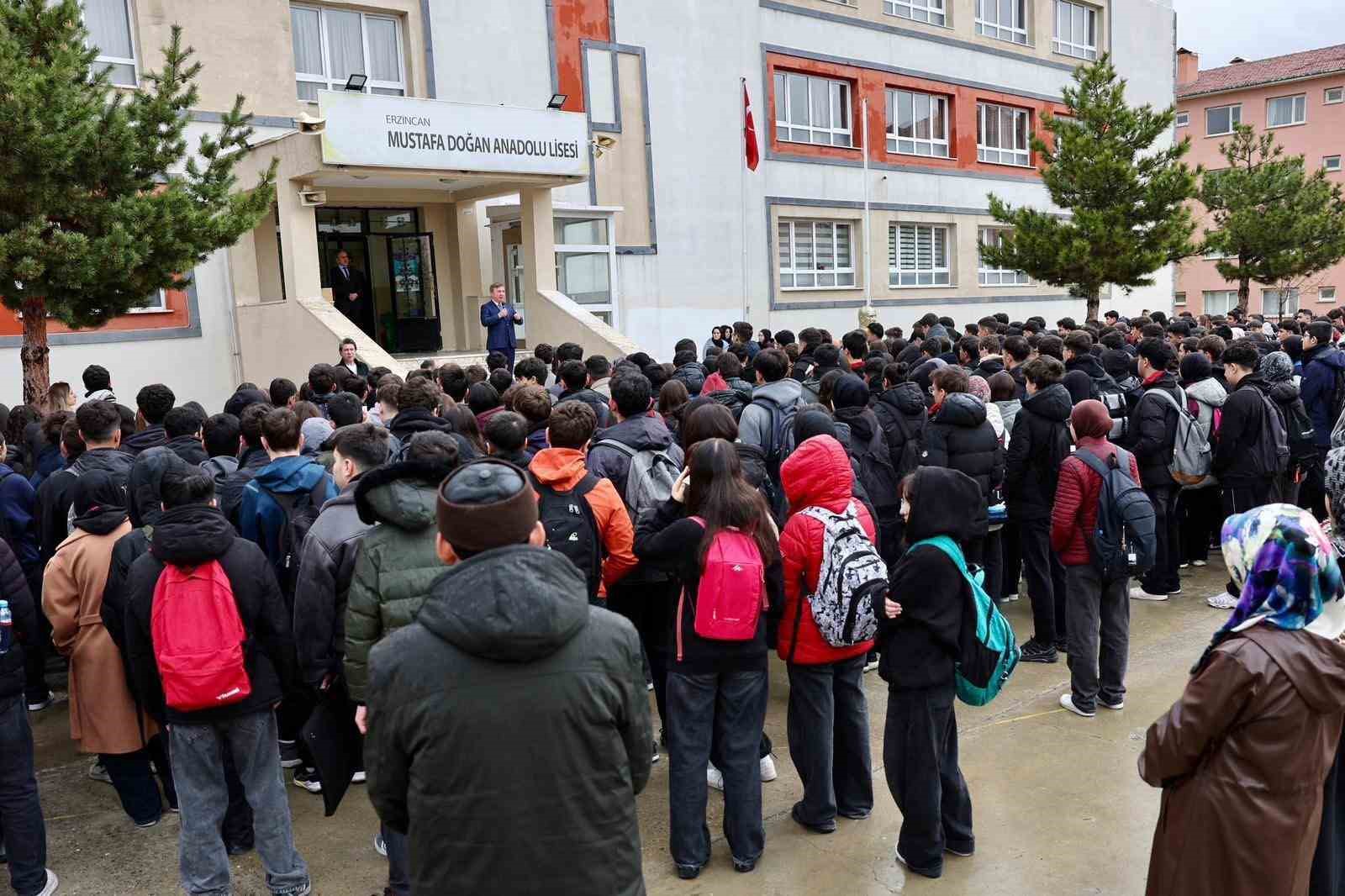 Mustafa Doğan Anadolu Lisesi’nde şehitler için saygı programı
