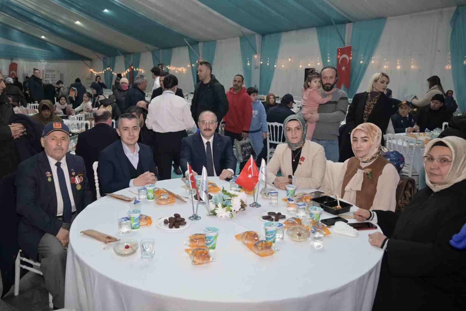 Mustafa Varank ve Can Aksoy, gönül sofrasında Esenyurtlularla bir araya geldi
