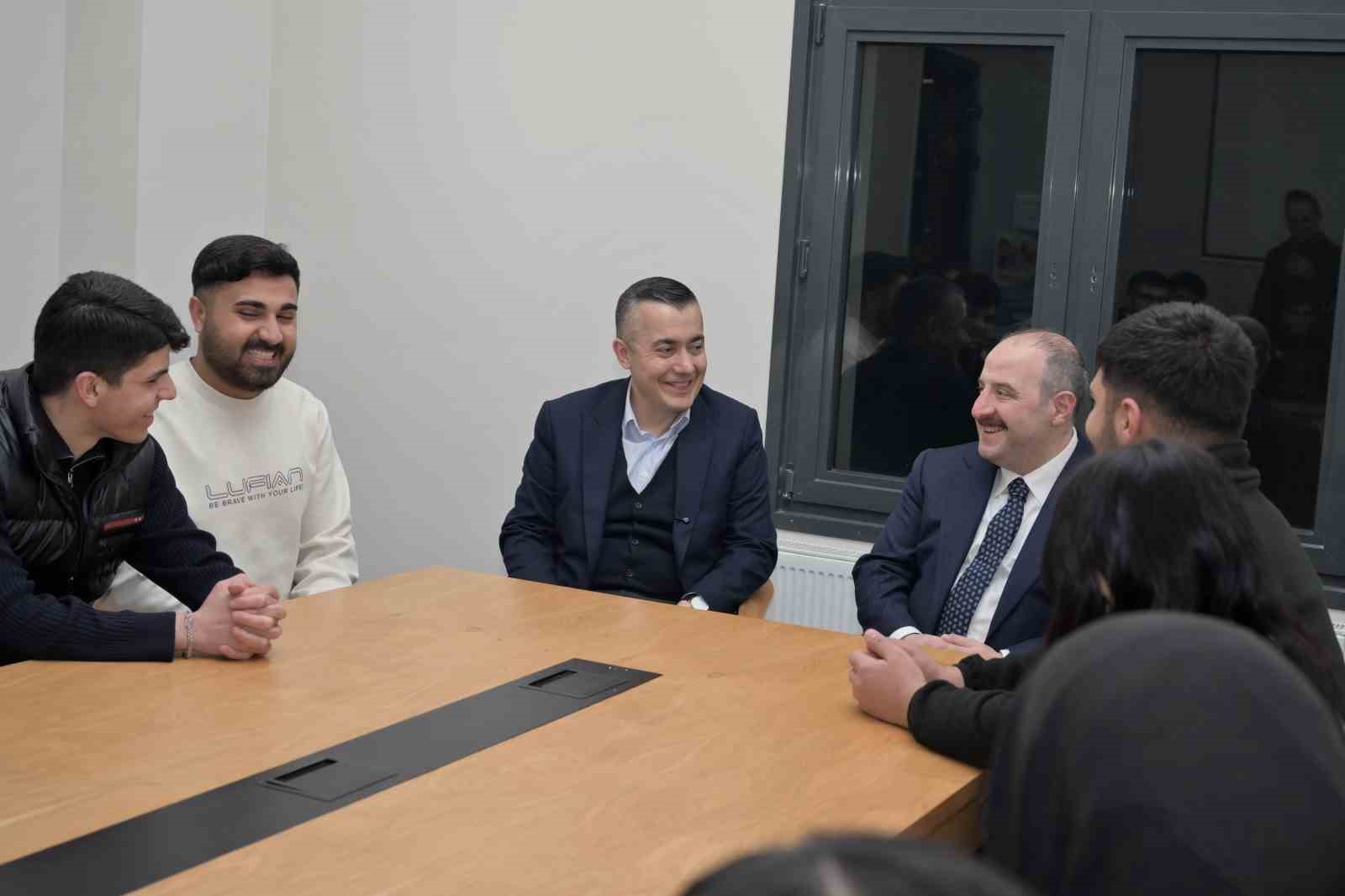 Mustafa Varank ve Can Aksoy, gönül sofrasında Esenyurtlularla bir araya geldi
