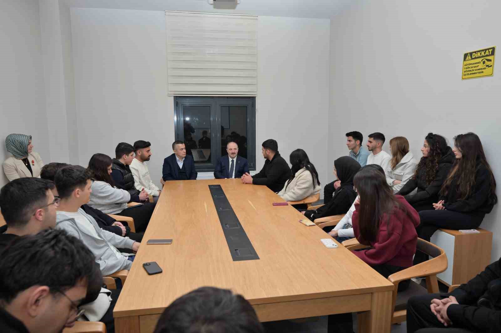 Mustafa Varank ve Can Aksoy, gönül sofrasında Esenyurtlularla bir araya geldi
