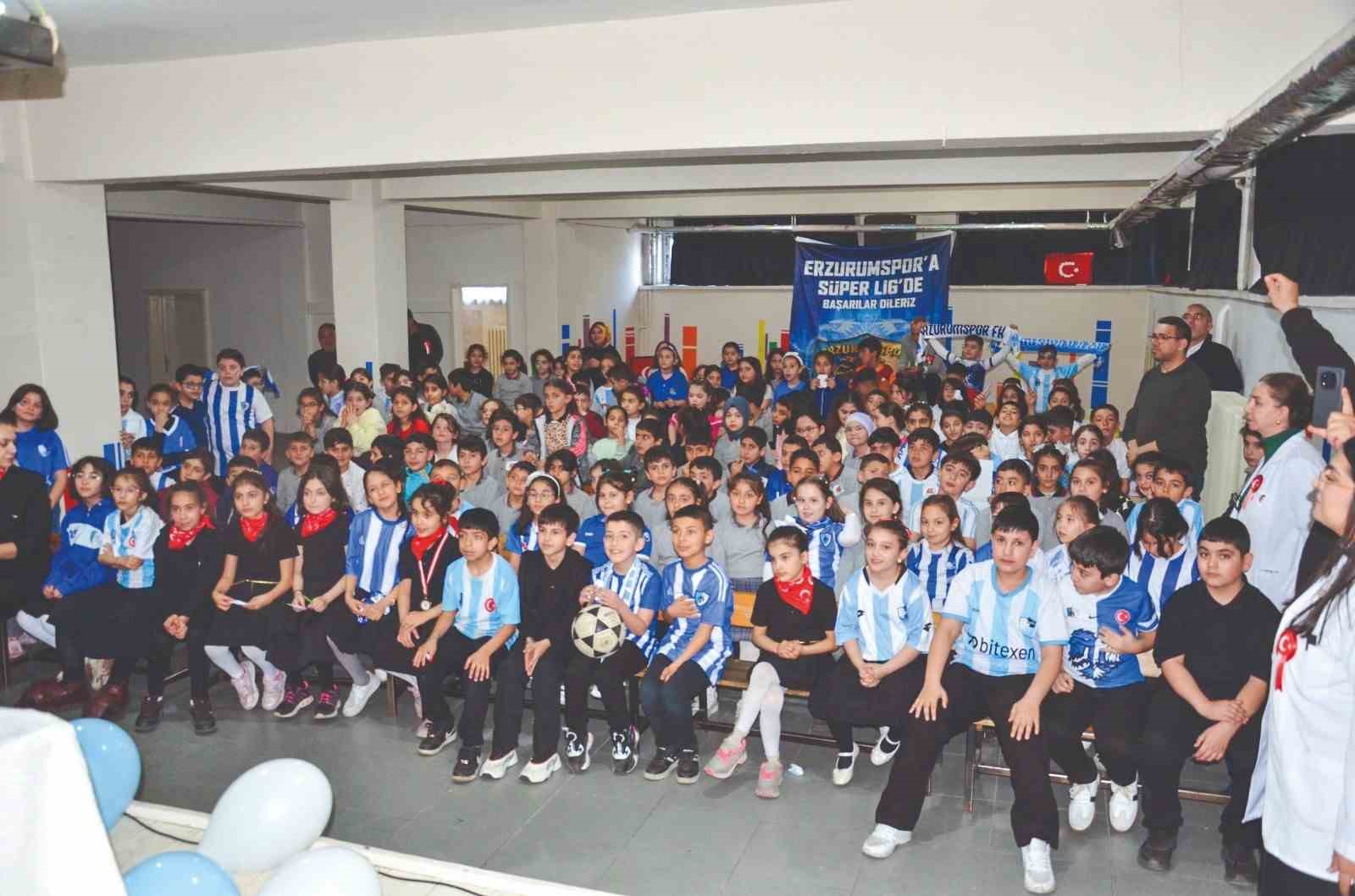 Mustafa Yumlu ve  Sefa Akgün çocukların çağrısını cevapsız bırakmadı
