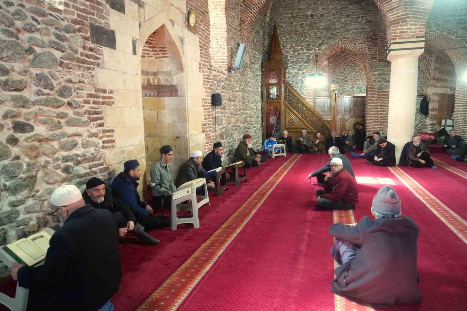 Muş’taki asırlık camide mukabele geleneği yaşatılıyor
Muş’taki asırlık camide mukabele geleneği yaşatılıyor