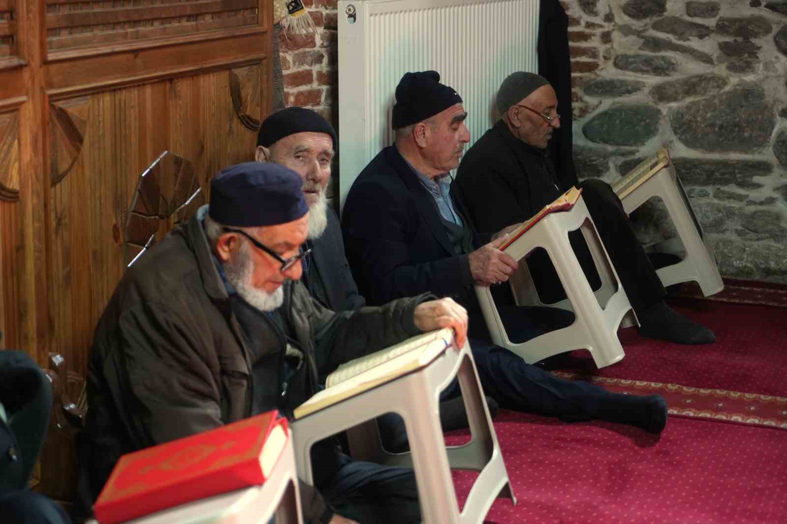 Muş’taki asırlık camide mukabele geleneği yaşatılıyor
Muş’taki asırlık camide mukabele geleneği yaşatılıyor