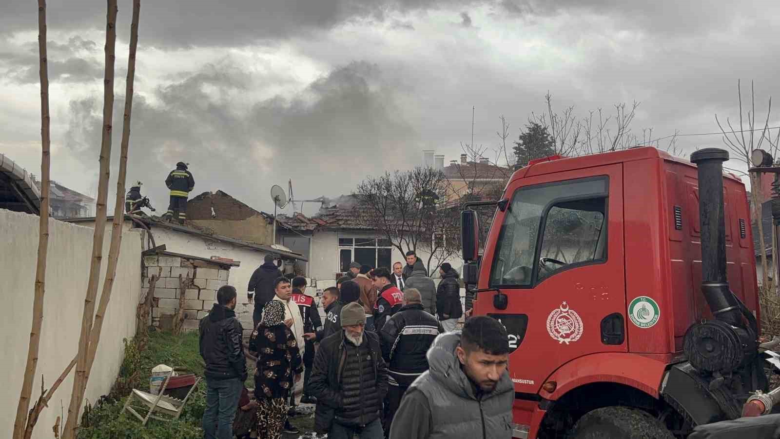 Müstakil ev alevlere teslim oldu: Yanan evini gözyaşları içinde izledi
