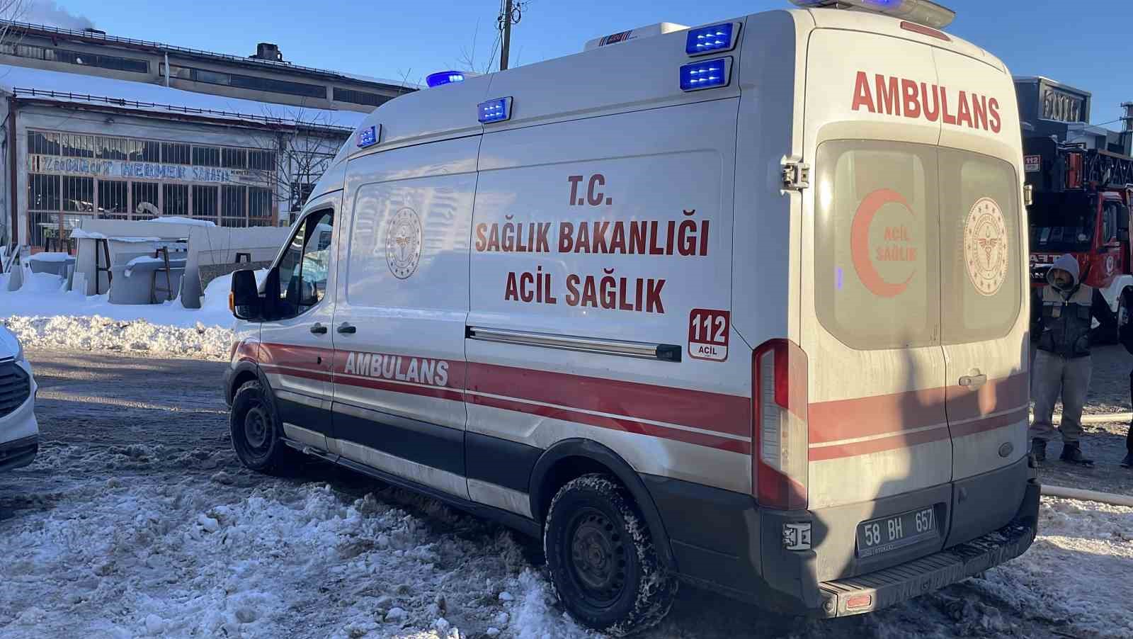 Müstakil evde yangın çıktı, mahsur kalan yaşlı adamı itfaiye kurtardı
