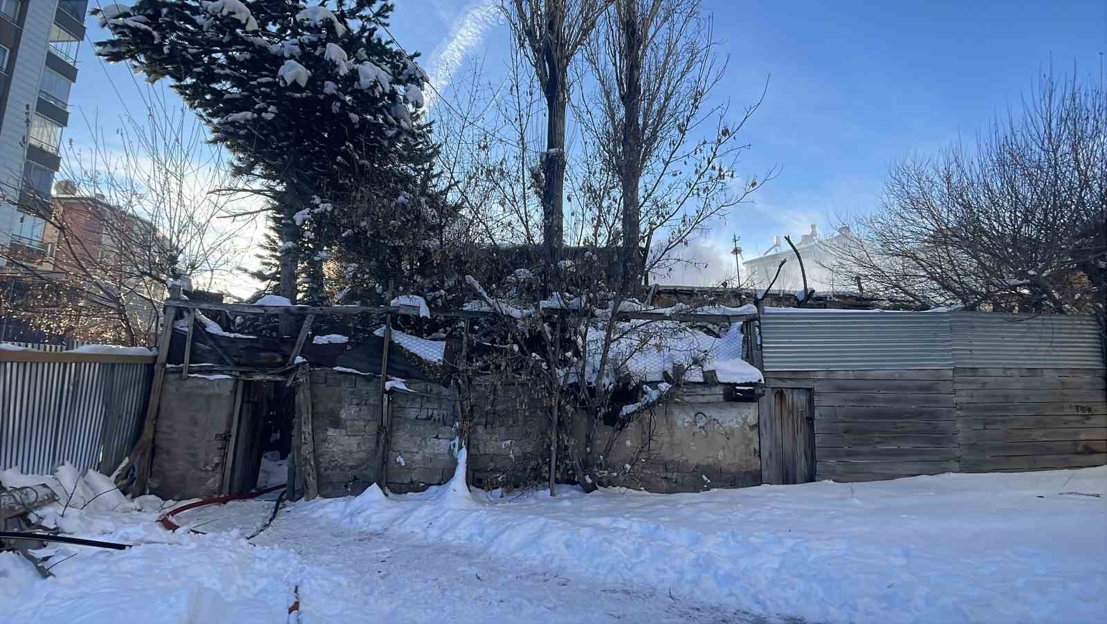 Müstakil evde yangın çıktı, mahsur kalan yaşlı adamı itfaiye kurtardı
