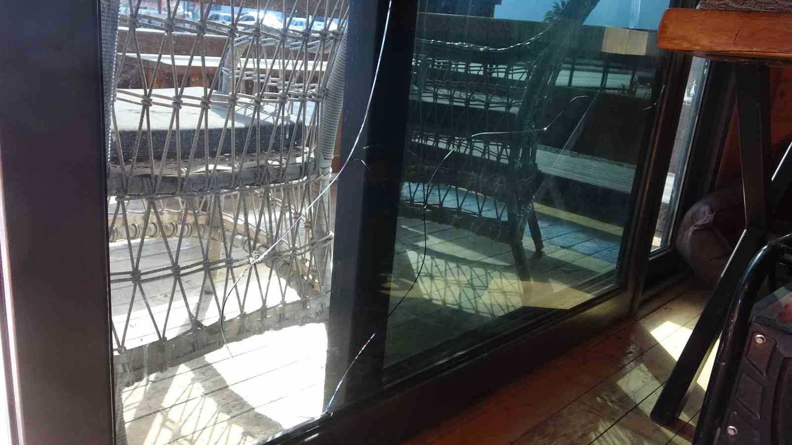 Müşteri sanıp tokalaştığı şahsın silahlı saldırısında ölümle burun buruna geldi
